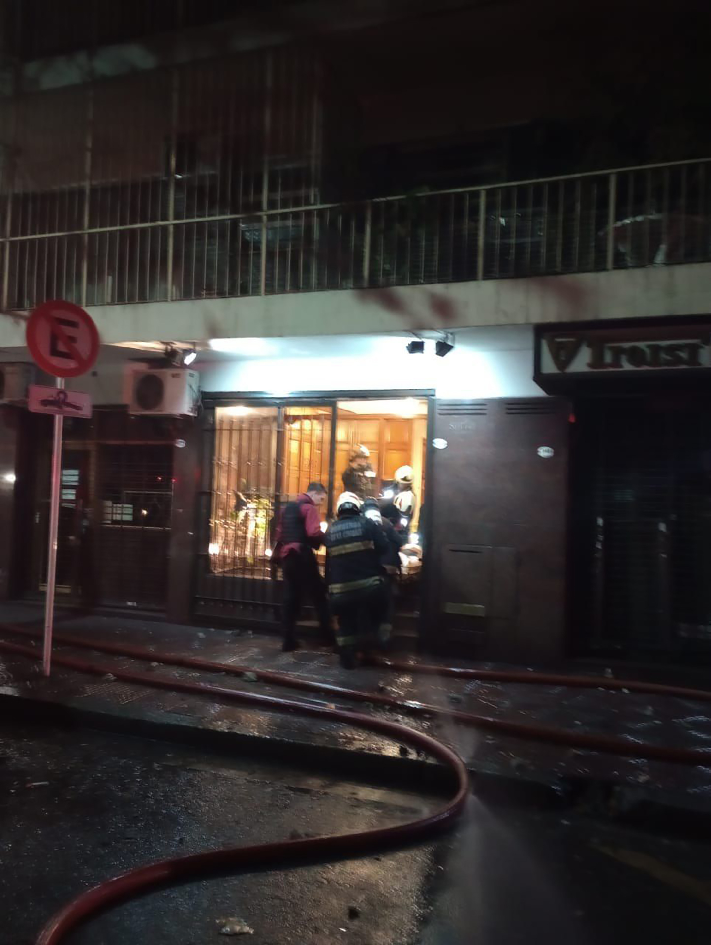 Personal de Policía y Bomberos de la Ciudad trabajando para ingresar al edificio de Barrio Norte donde se desató el trágico incendio.