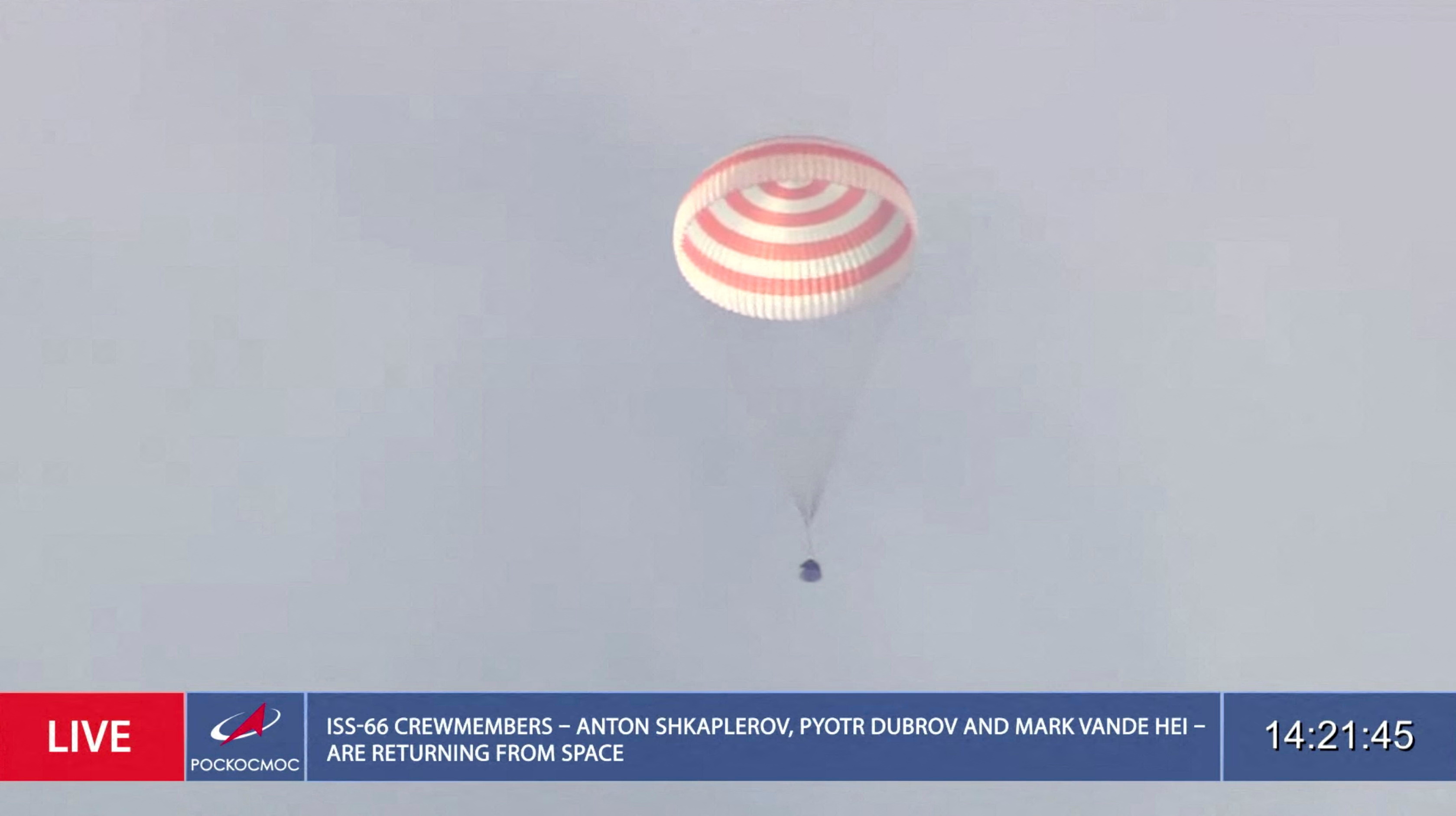 La cápsula espacial Soyuz MS-19 que transporta a miembros de la tripulación de la Estación Espacial Internacional (ISS), el astronauta de la NASA Mark Vande Hei y los cosmonautas de Roscosmos Anton Shkaplerov y Pyotr Dubrov, desciende bajo un paracaídas en un área remota fuera de Zhezkazgan, Kazajstán. Roscosmos/Folleto a través de REUTERS