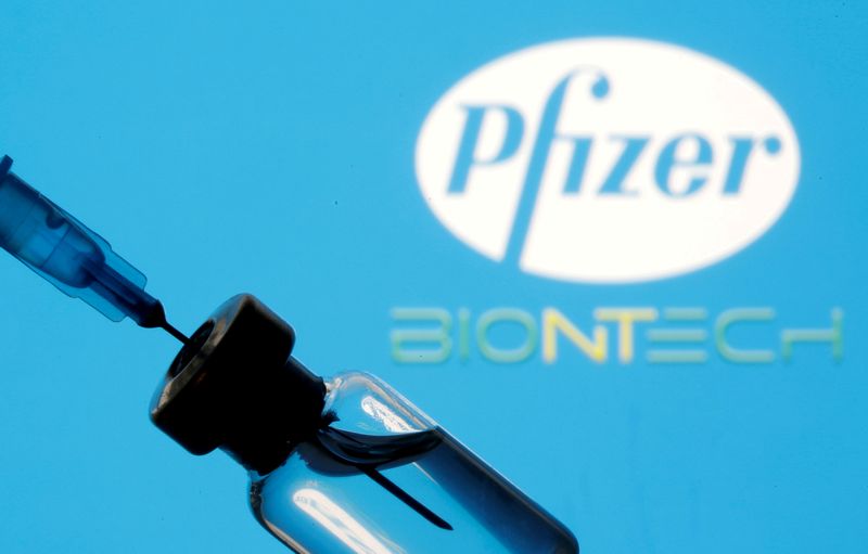 Foto de archivo de una jeringa y un vial junto al logo de Pfizer y BioNTech 
Ene 11, 2021. REUTERS/Dado Ruvic