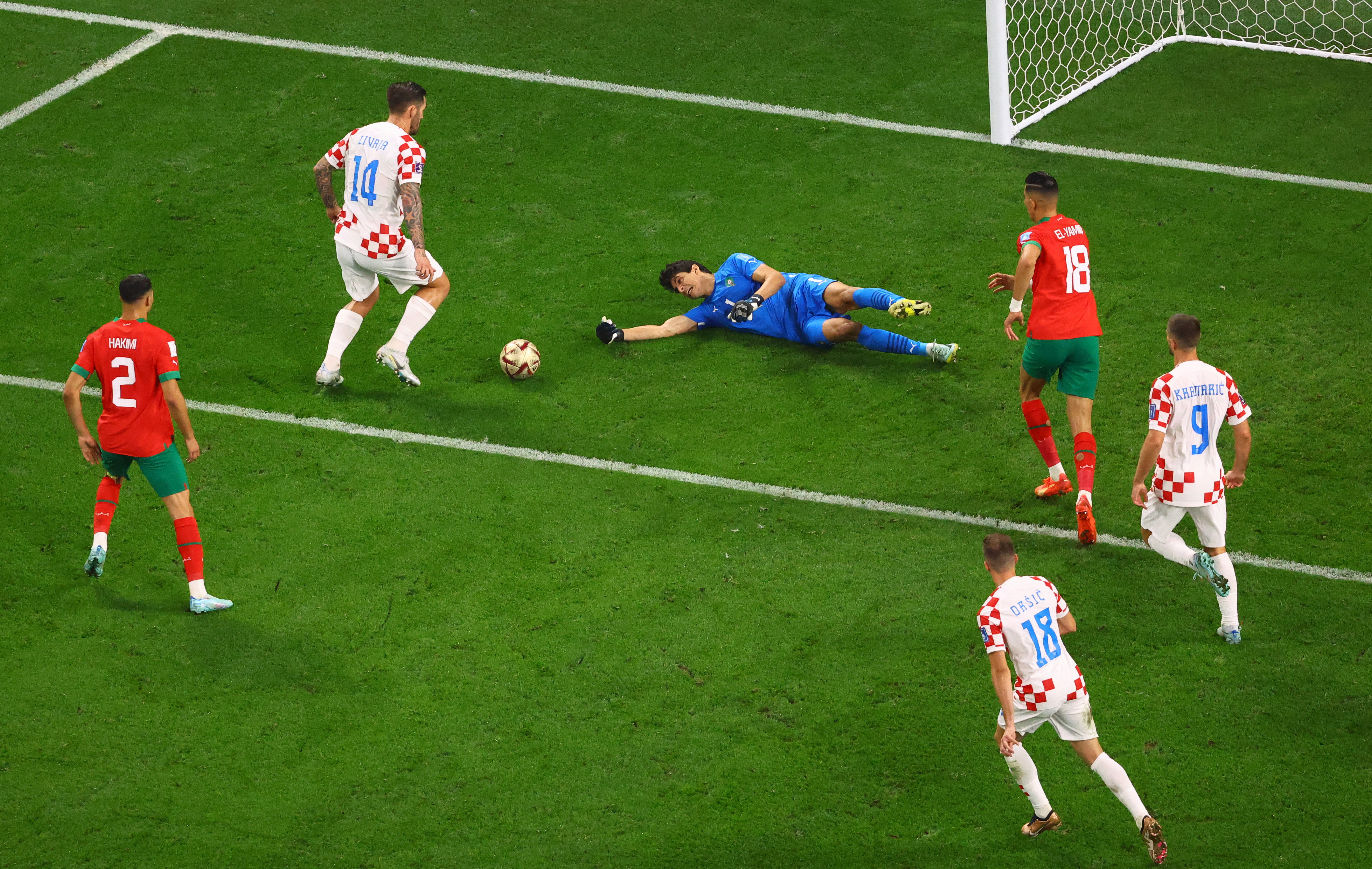 Bono salvó a Marruecos del segundo gol de Croacia. En el rebote, el arquero se lo sacó a Marko Livaja (REUTERS/Fabrizio Bensch)