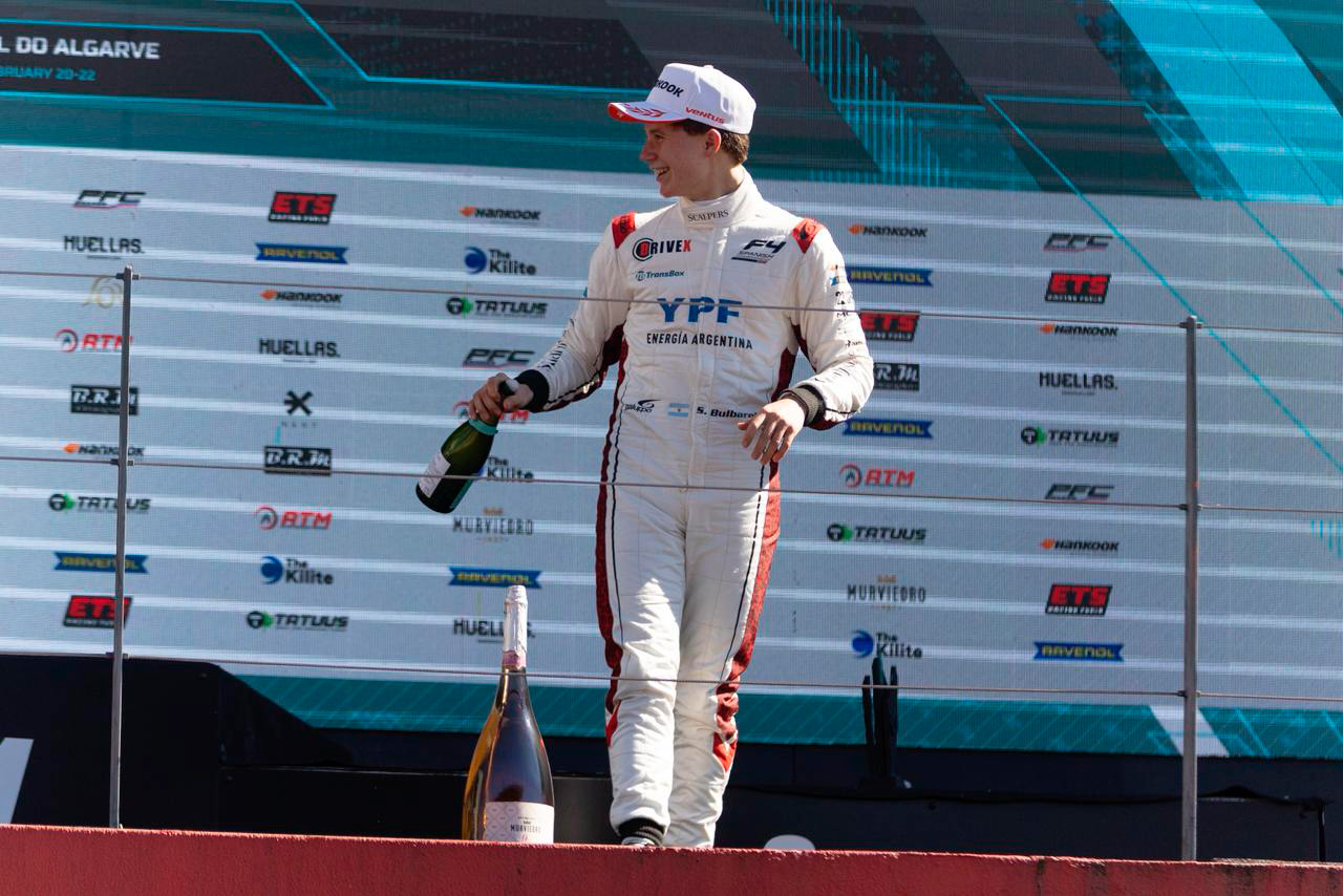 Es argentino, corre en la F&oacute;rmula 4 con el mismo equipo de Colapinto y con un coche "vintage": su plan para llegar a la F1