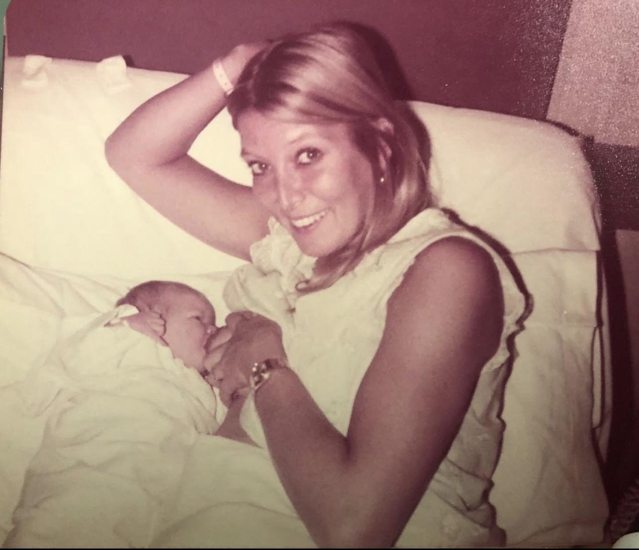 Sofía Zámolo a horas de nacer, con su mamá