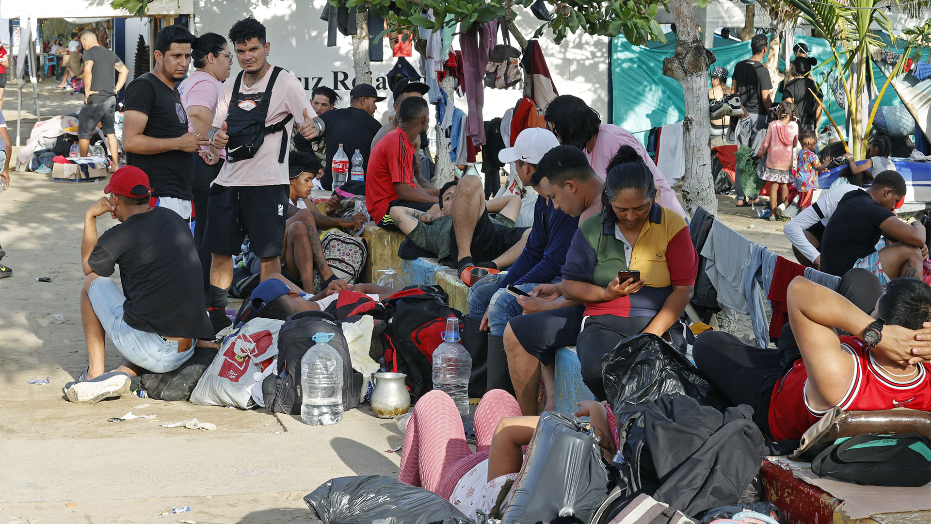 Migrantes esperan para abordar una lancha hacia la frontera con Panamá, el 6 de octubre de 2022, en Necocli (Colombia) (EFE/Mauricio Dueñas Castañeda)