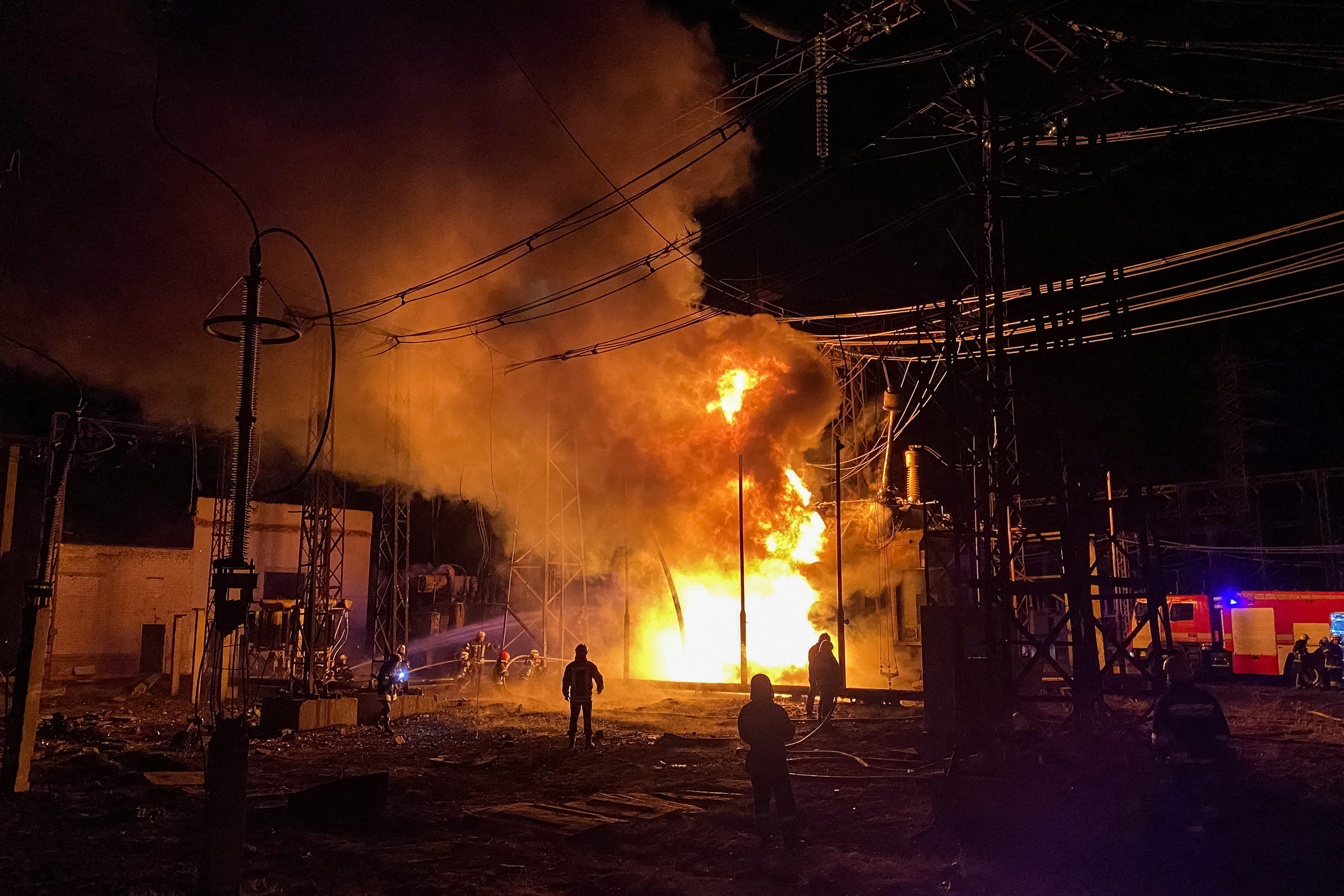 Los bomberos trabajan en la quinta central térmica dañada por un ataque con misiles rusos (REUTERS/Vitalii Hnidyi)