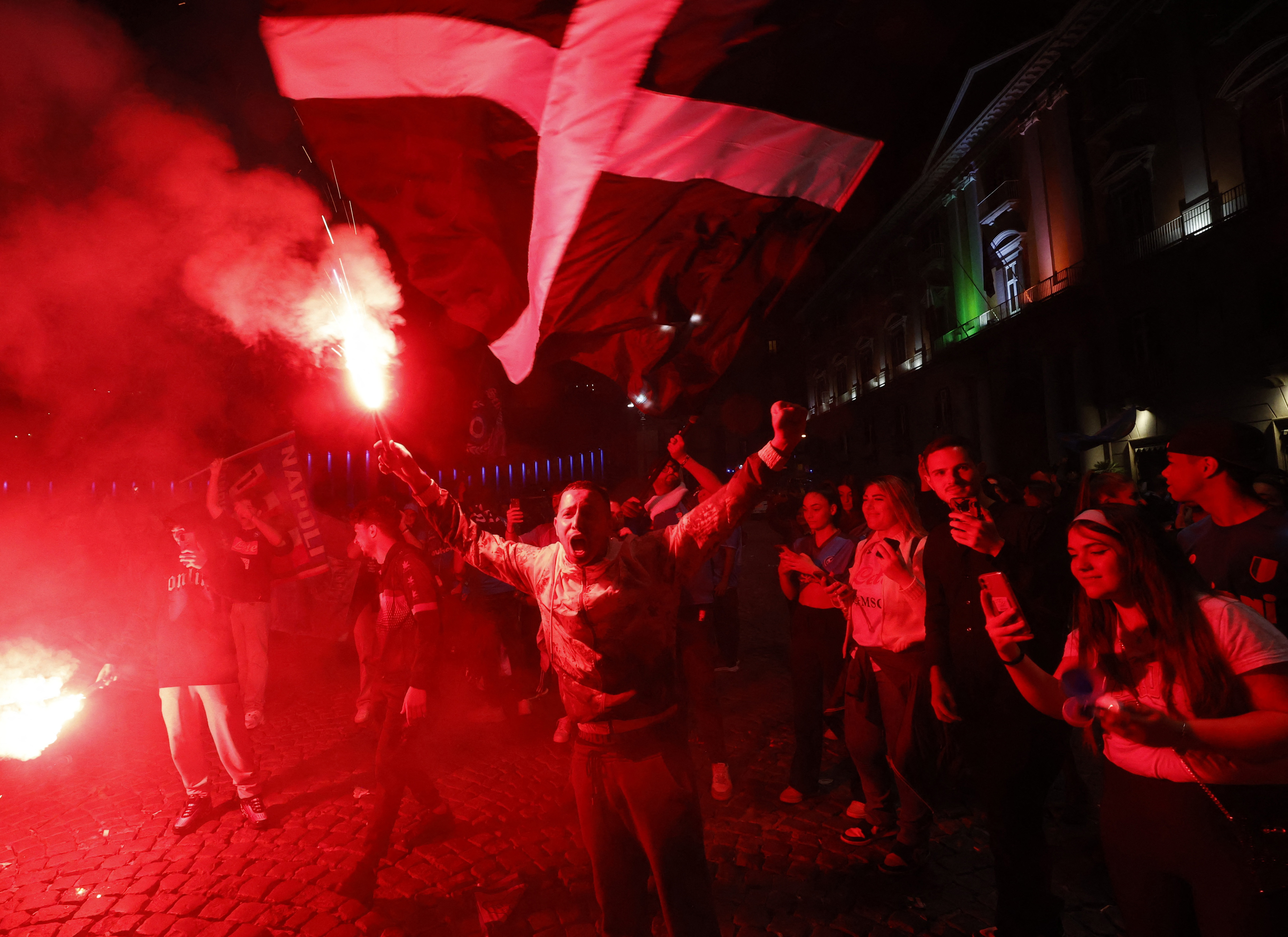Las bengalas le dieron color a las calles de Nápoles en una noche sin fin por las celebraciones