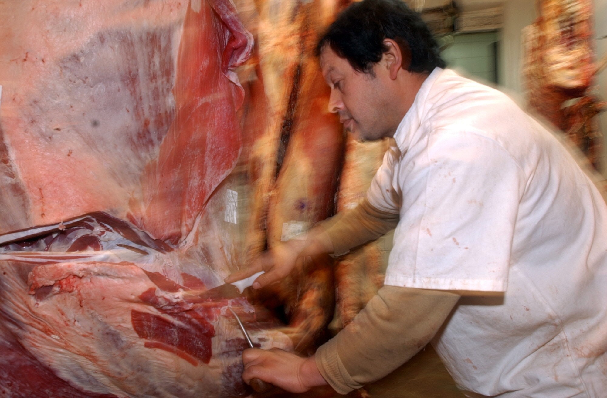 Un trabajador corta carne vacuna en una cámara frigorífica. EFE/Cézaro De Luca/Archivo
