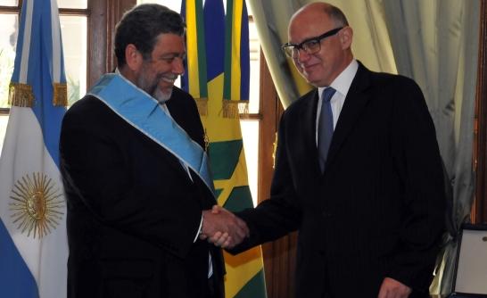 El entonces canciller argentino, Héctor Timerman, le entregó una condecoración a Gonsalves en 2013