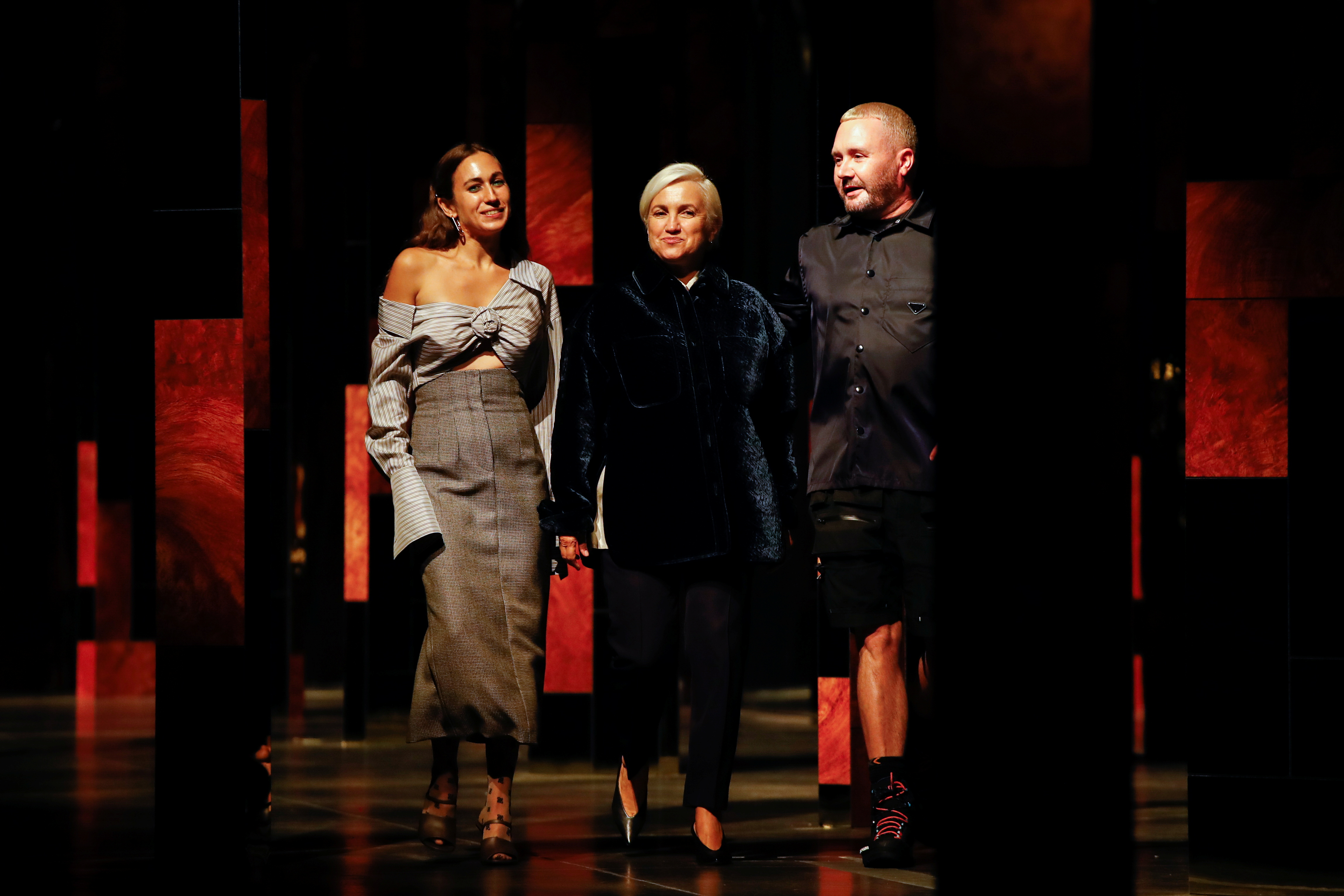 Los diseñadores Delfina Delettrez, Silvia Venturini Fendi y Kim Jones caminaron por la pasarela para cerrar la presentación de su nueva colección