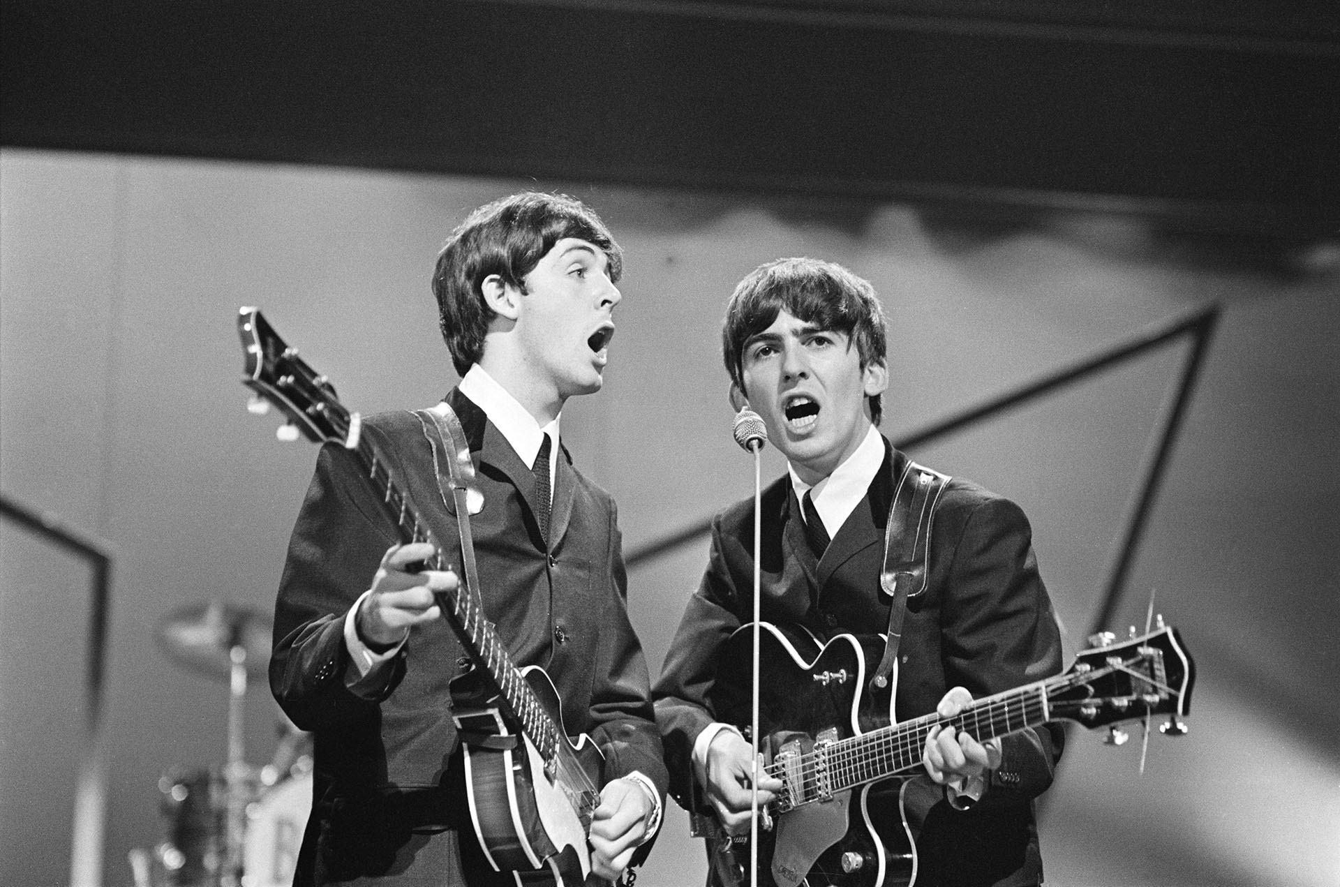 British musicians Paul McCartney and George Harrison (1943 - 2001) of the Beatles performing on stage  at the London Palladium, UK, 13th October 1963. (Photo by Edward Wing/Daily Express/Hulton Archive/Getty Images)