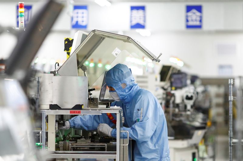 Un trabajador en una fábrica de Renesas Semiconductor Co. en Pekín, China, el 14 de mayo de 2020. REUTERS/Thomas Peter
