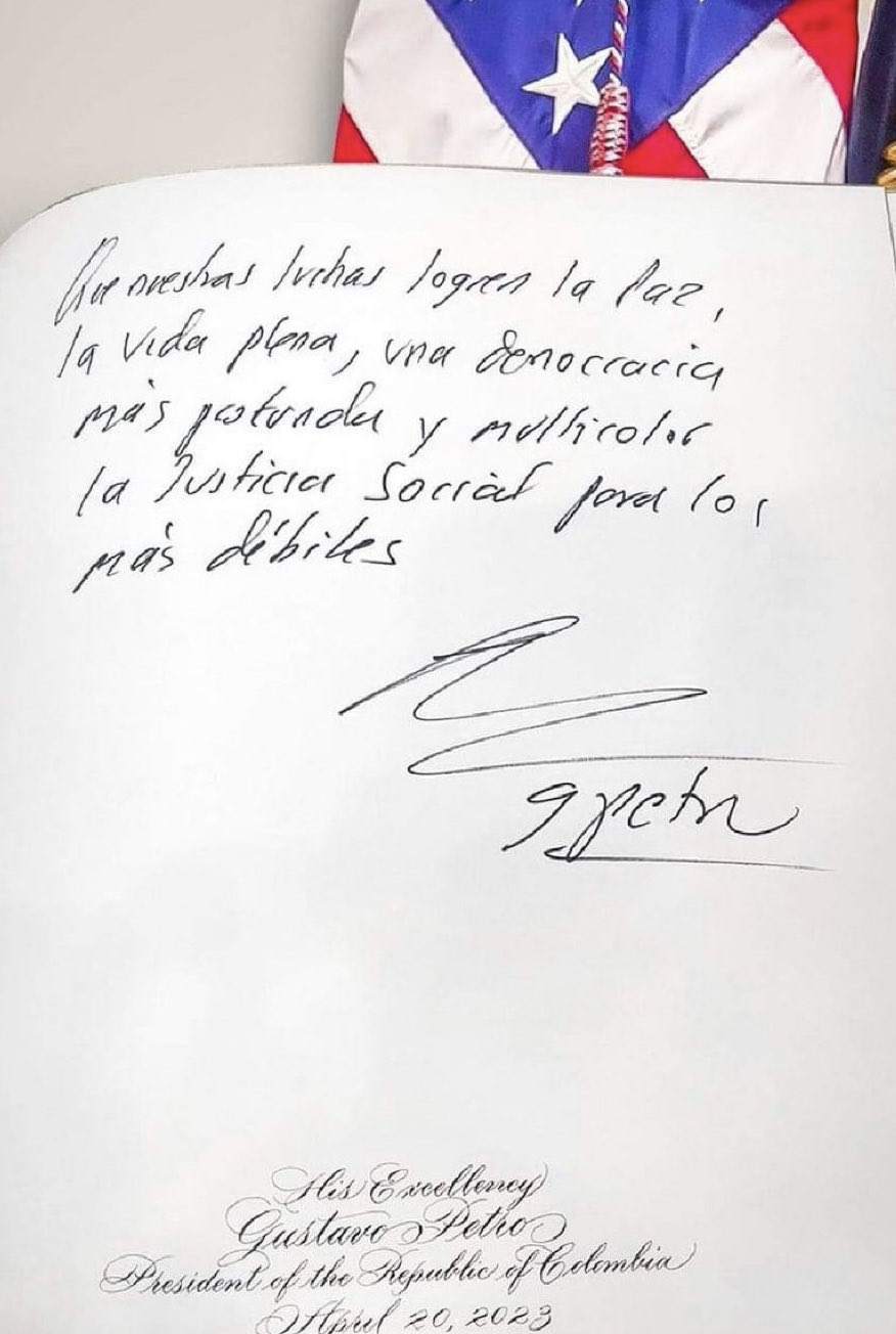 Mensaje del presidente Petro en el libro de visitas de la Casa Blanca. (Captura de pantalla)