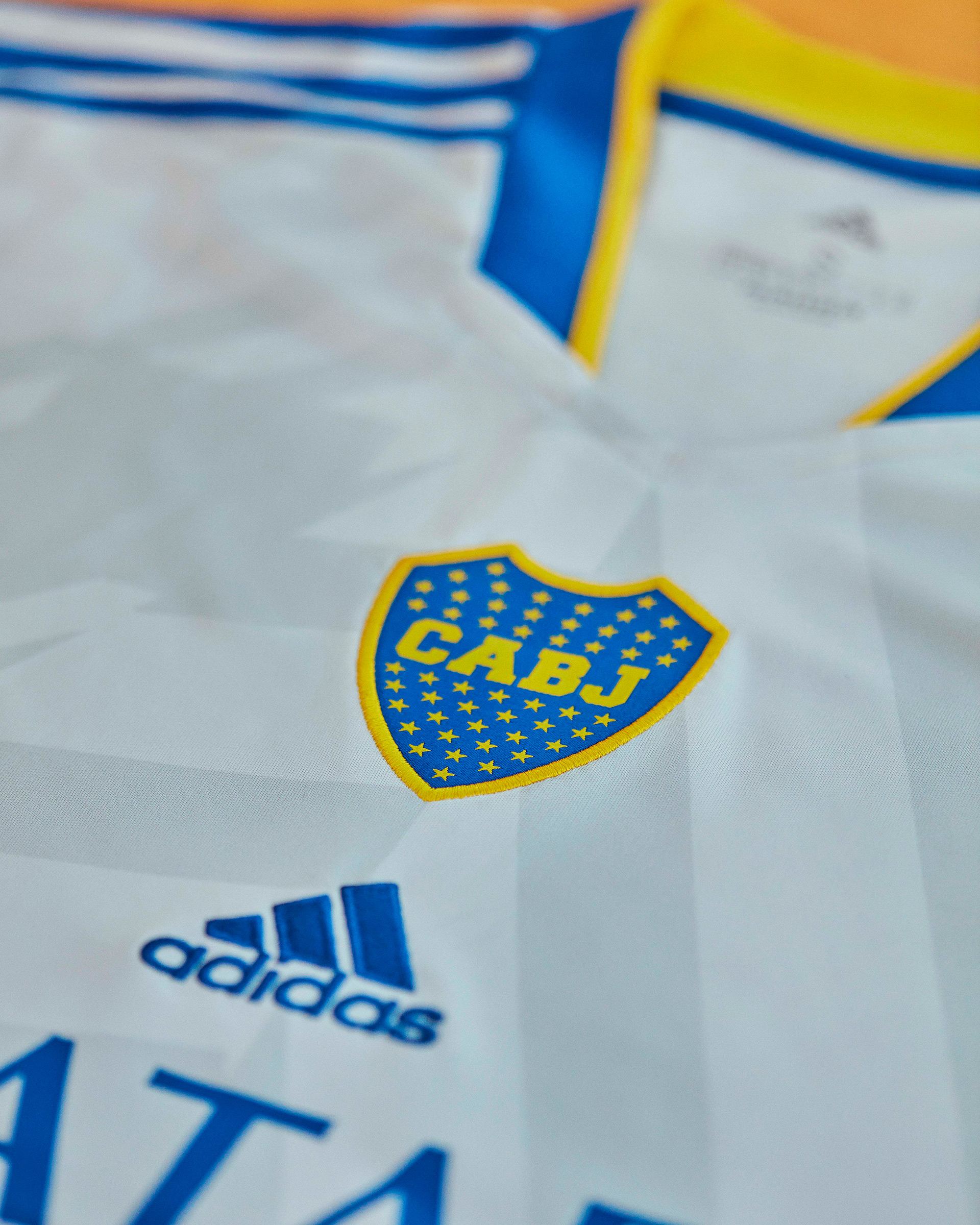 Inspirada en la que usó el primer equipo campeón del mundo, Boca presentó una nueva camiseta suplente con una novedad del escudo (Foto: Adidas)