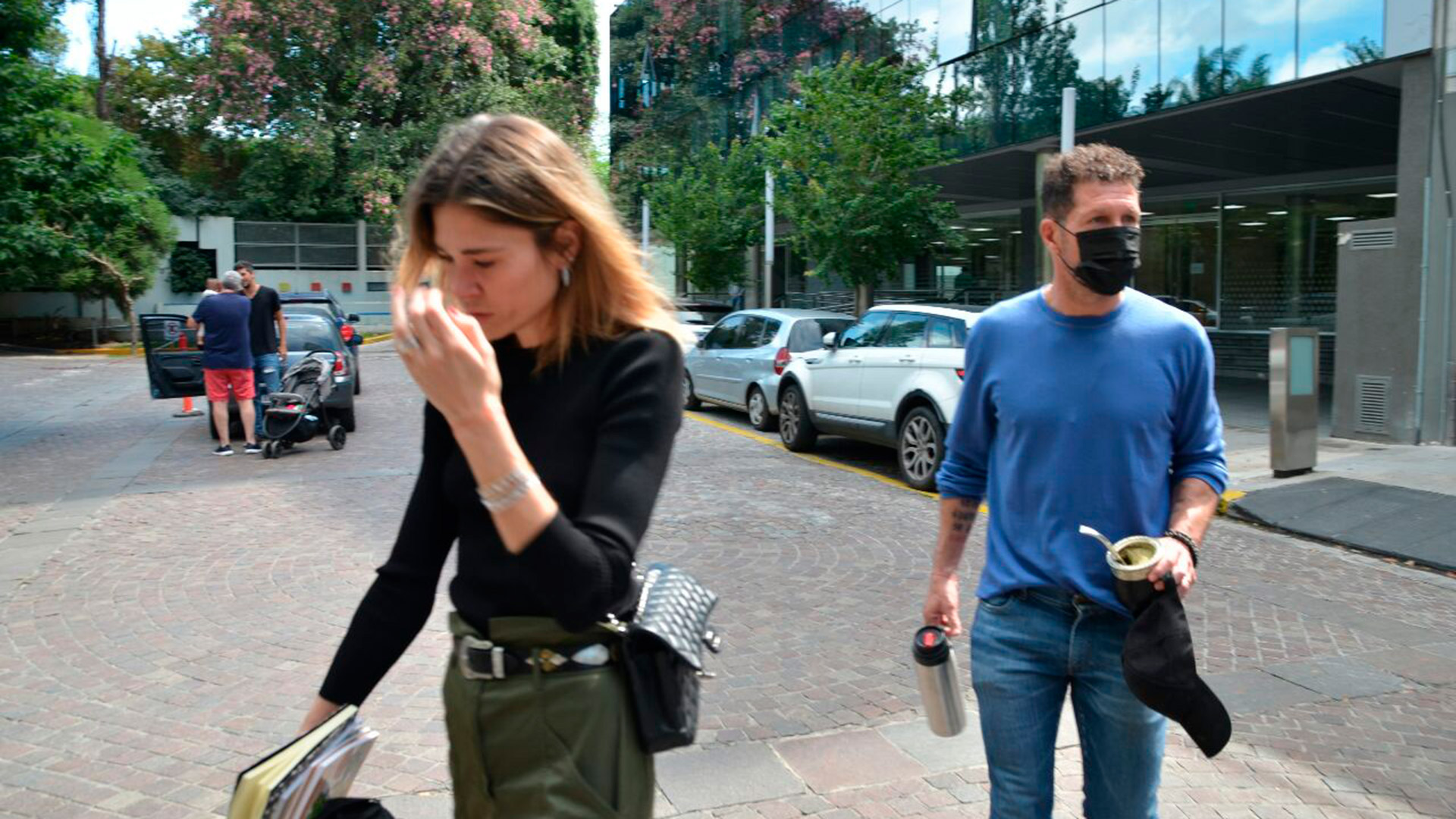 El Cholo junto a su mujer Carla Pereyra a la salida del sanatorio Trinidad de Palermo (RSPhotos)