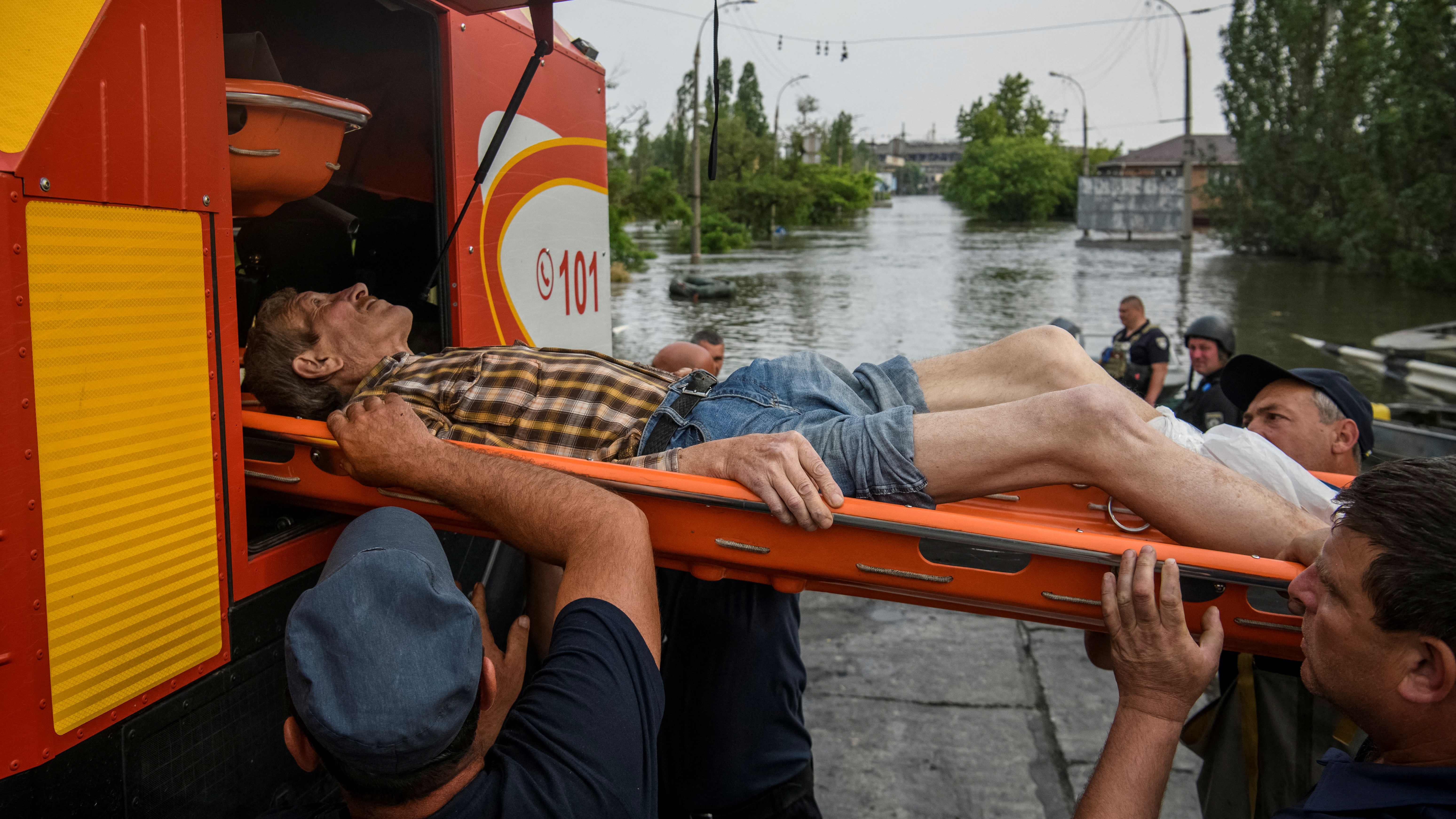 Rusia y Ucrania confirmaron las primeras muertes por las inundaciones tras la destrucción de la represa de Kajovka