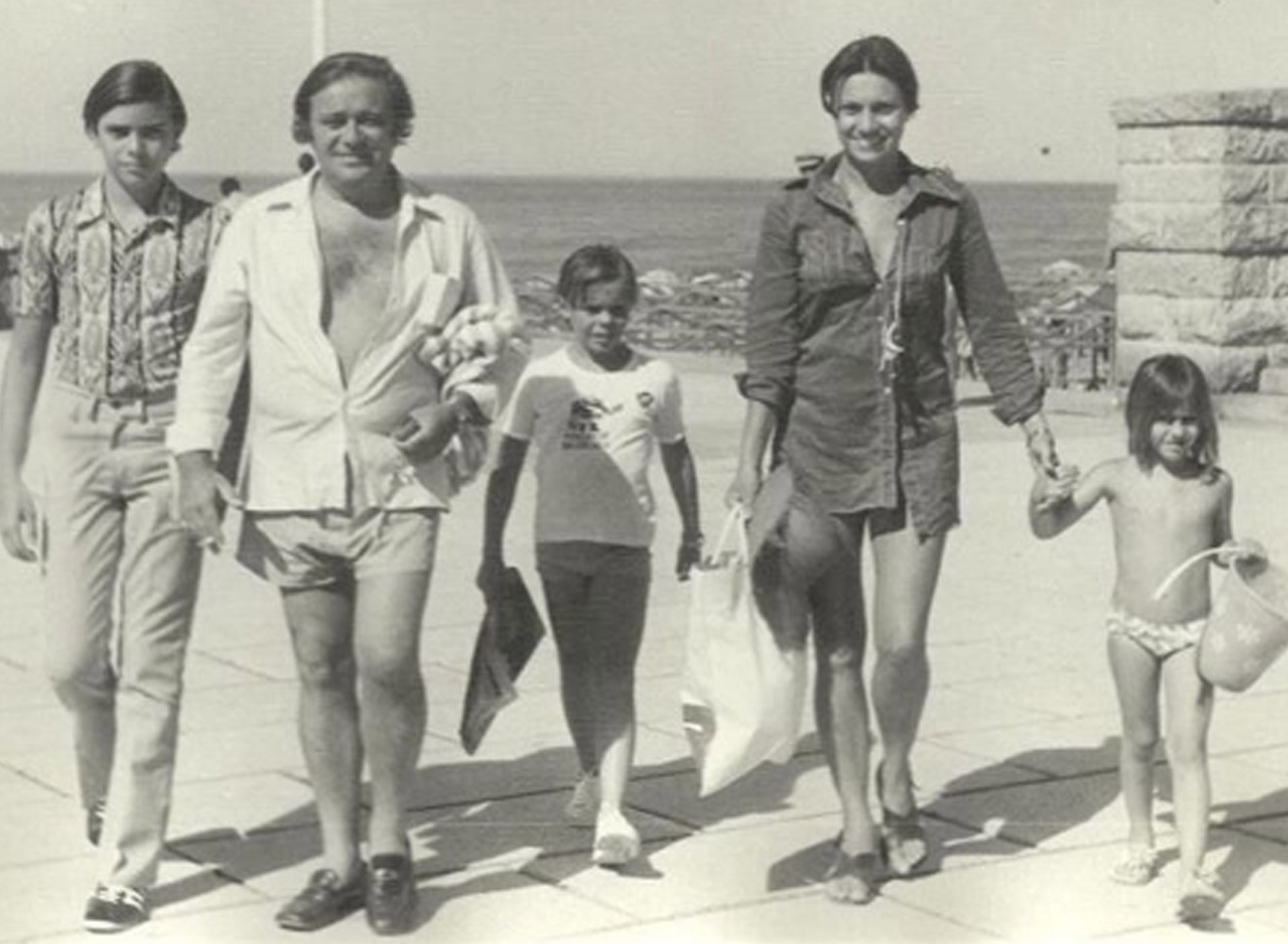 Berta y Tato Bores se casaron en 1954 y estuvieron juntos durante 42 años hasta el 11 de enero de 1996, día en que murió el humorista. Tuvieron tres hijos: Marina, Alejandro y Sebastián Borensztein, a quienes su madre describía como “muy buena gente”