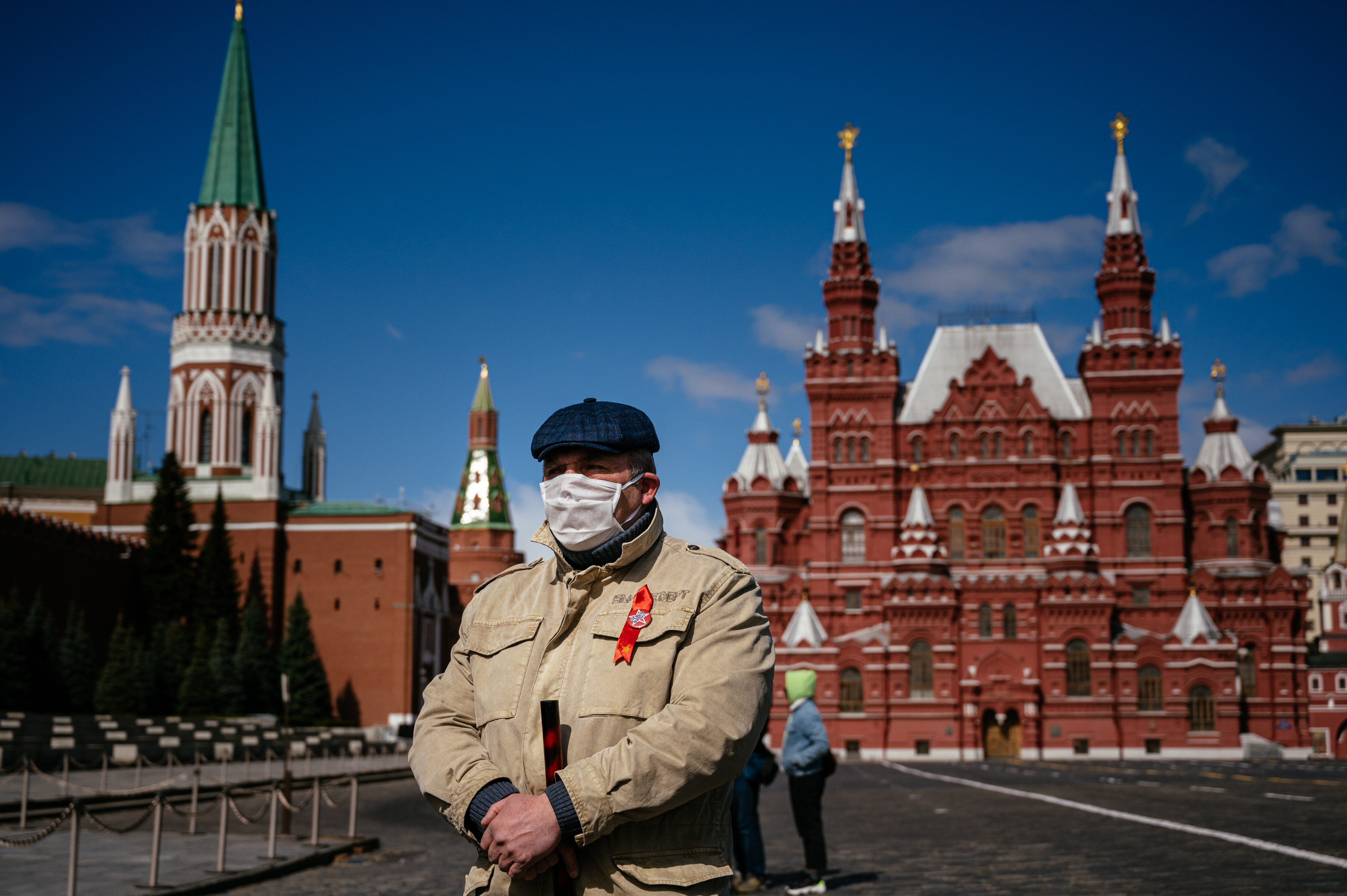 Un manifestante opositor con una mascarilla en la plaza roja de Moscú (AFP)