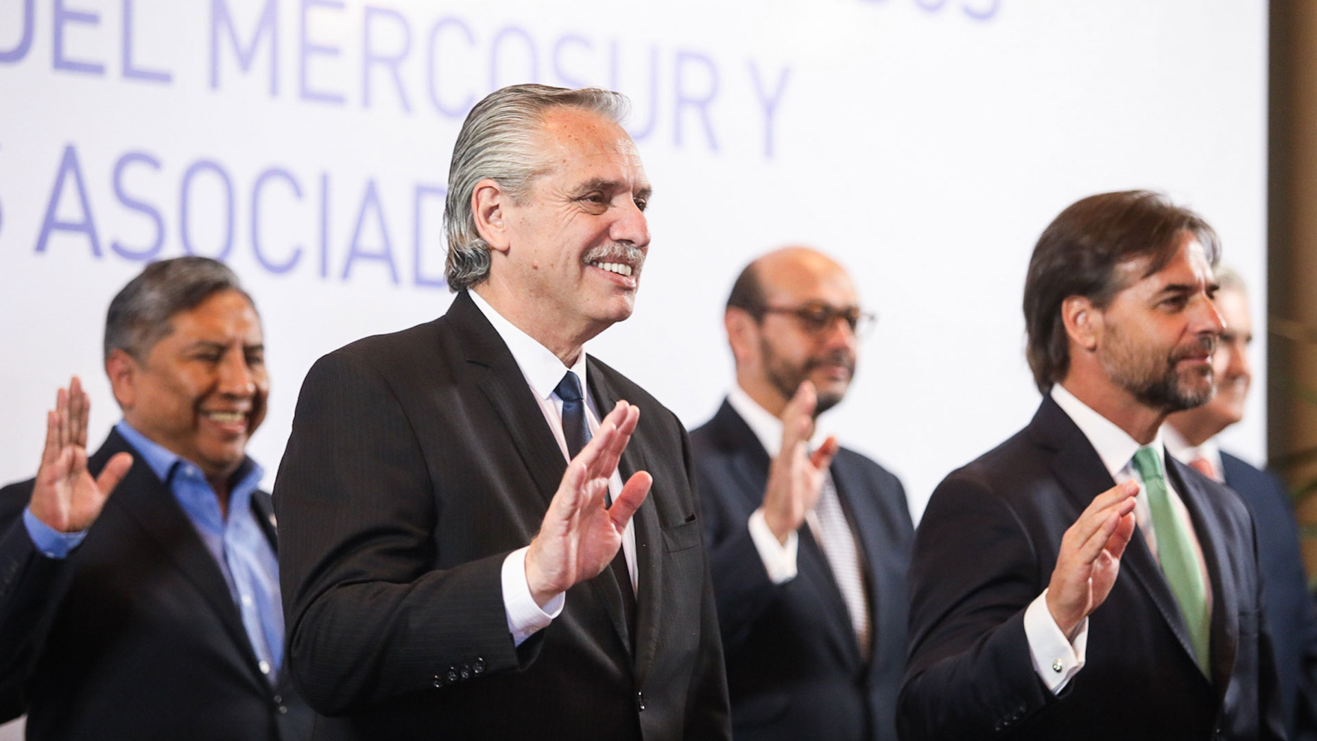 Alberto Fernández, Luis Lacalle Pou y otros jefes de Estado sonríen para la Foto de Familia de la Cumbre del Mercosur realizada en Montevideo. (Presidencia)