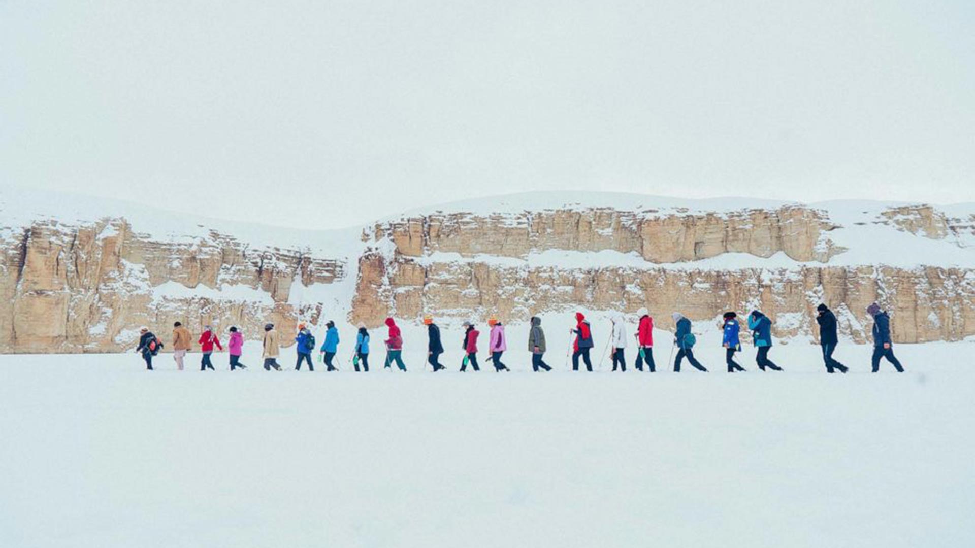 Mujeres caminando por la nieve en Afganistán, intentando llegar a un lugar seguro