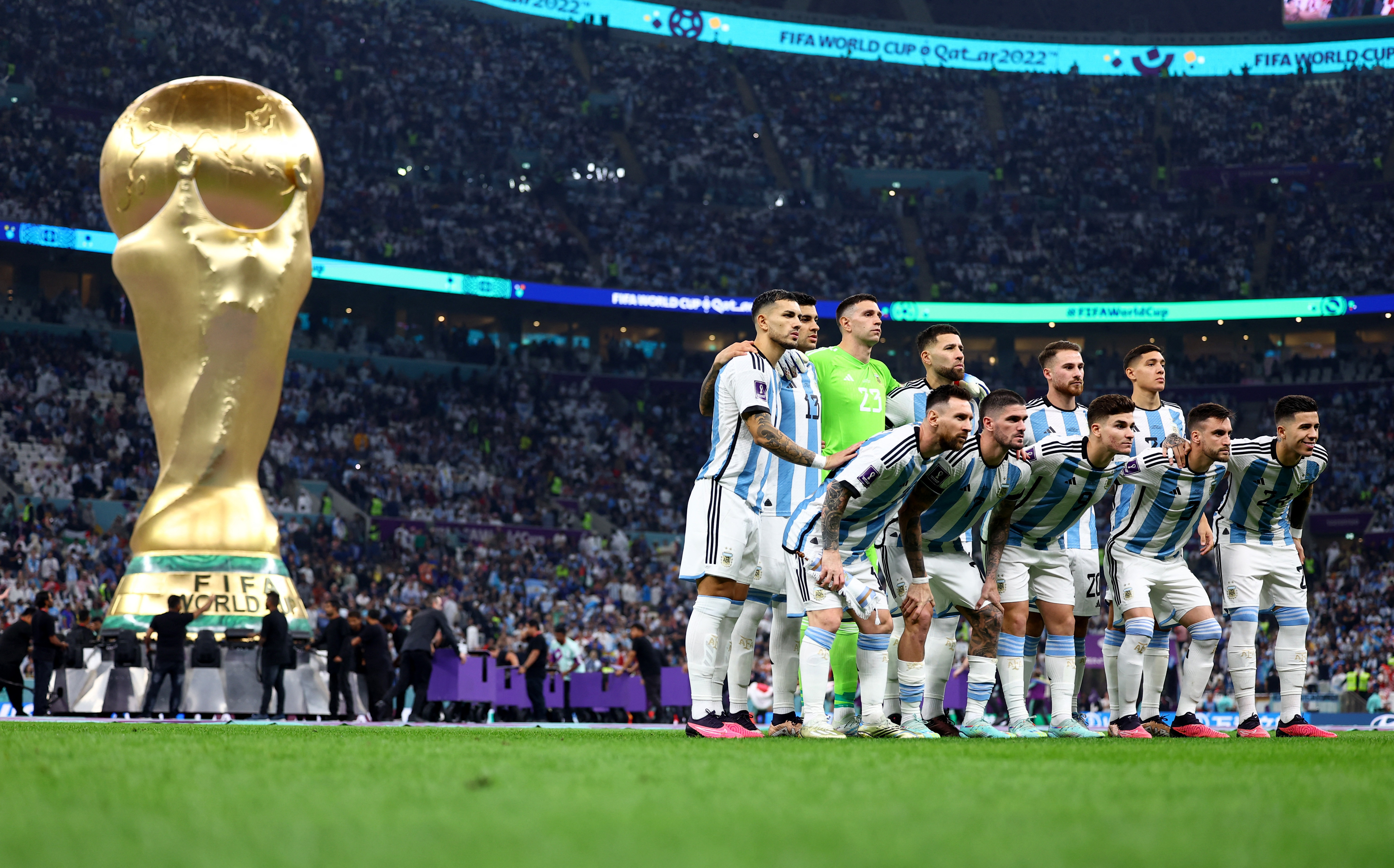 La formación de Argentina y la copa del mundo inflable que se luce en cada cancha