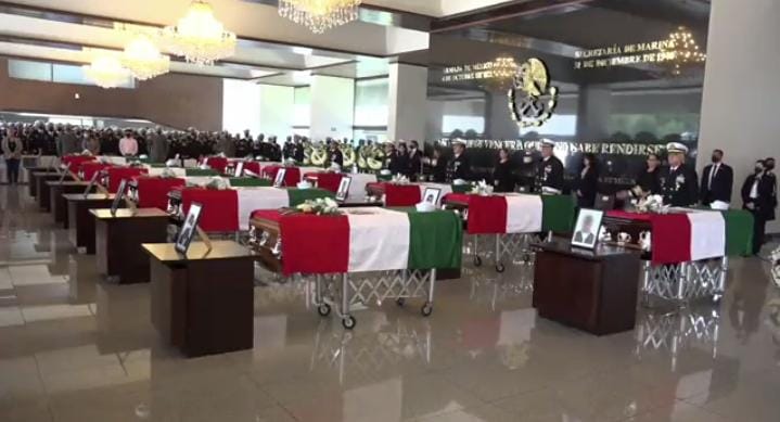 Los 14 marinos recibieron un homenaje en la Ciudad de México. Fotos: Capturas de pantalla