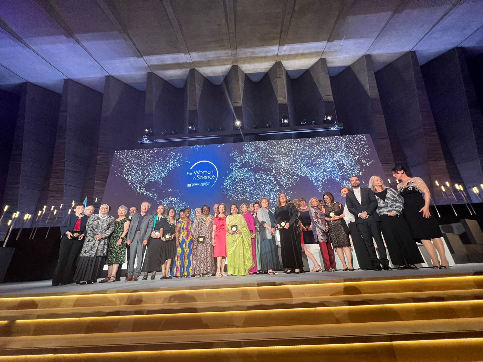 Gala de Laureates en la Unesco. Las mejores 15 científicas del mundo reciben el premio edición XXIV en la ciudad luz L'Oréal - Unesco por las mujeres en la ciencia. Son 5 científicas por año y la pandemia acumuló los lauros de 2020, 2021 y 2022 