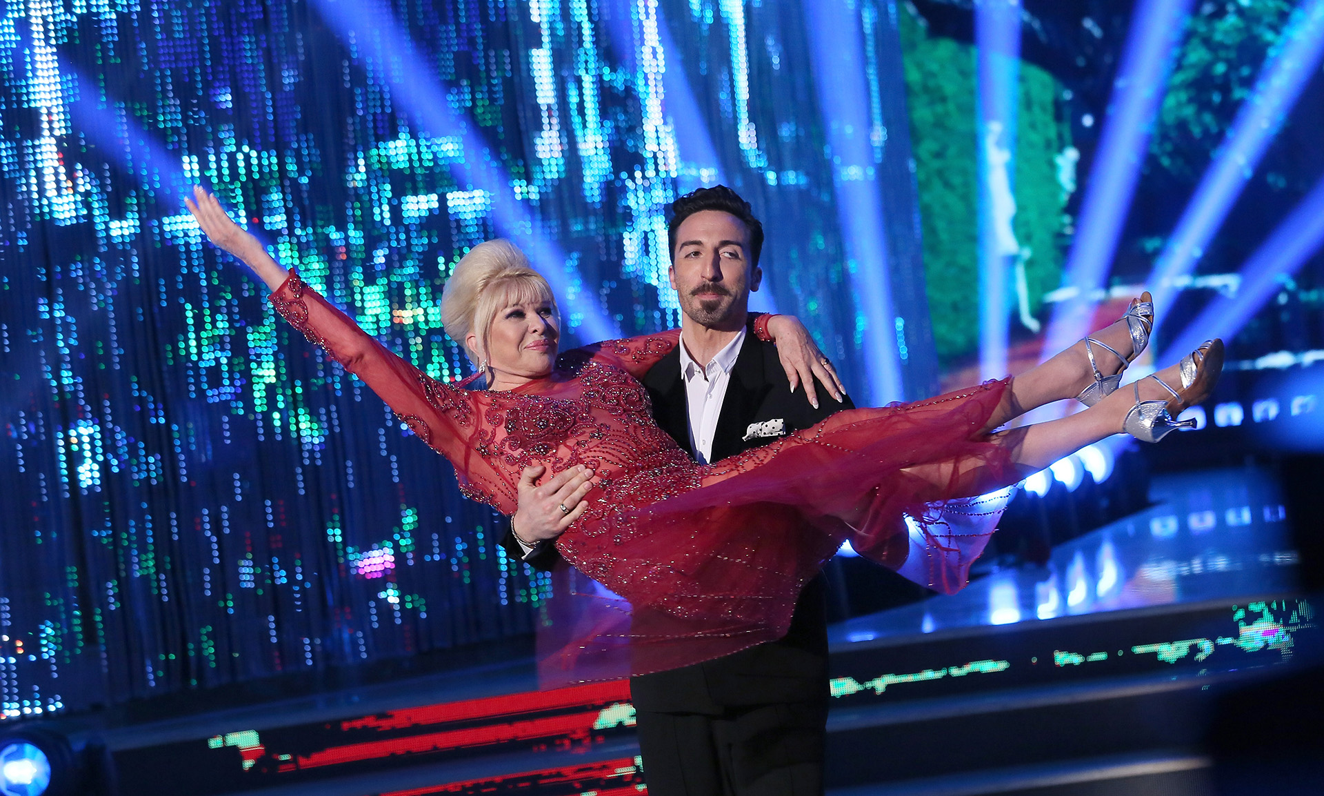 Ivana Trump y su pareja de baile Samuele Peron actúan en el programa de televisión italiano 'Ballando Con Le Stelle' (Bailando con las estrellas)  (Foto de Elisabetta A. Villa/Getty Images)