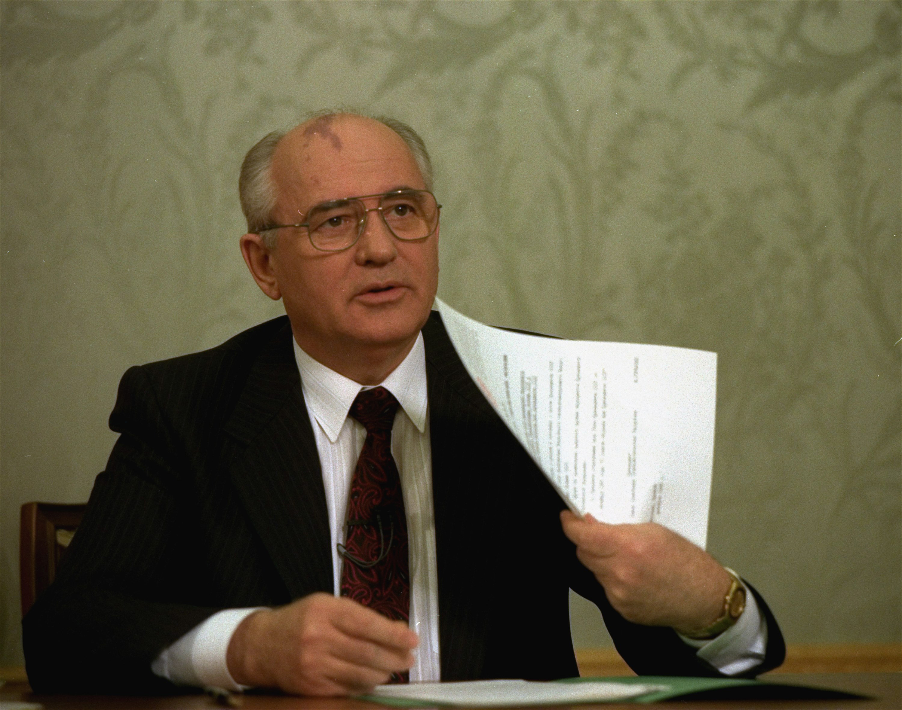 Mikhail Gorbachov muestra el decreto que renuncia al control de las armas nucleares al presidente ruso Boris Yeltsin después de su firma en el Kremlin en Moscú el 25 de diciembre de 1991, trazando una línea en más de 74 años de historia soviética. (AP Photo/Liu Heung Shing, File)