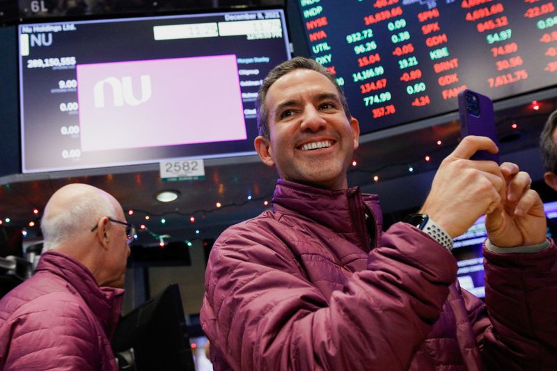 Imagen de archivo. David Vélez, fundador y director ejecutivo de Nubank, una startup brasileña de tecnología financiera, celebra la primera operación de su empresa durante la oferta pública inicial en la Bolsa de valores de Nueva York (NYSE) en Nueva York, EE. UU.  9 de diciembre de 2021. REUTERS/Brendan McDermid