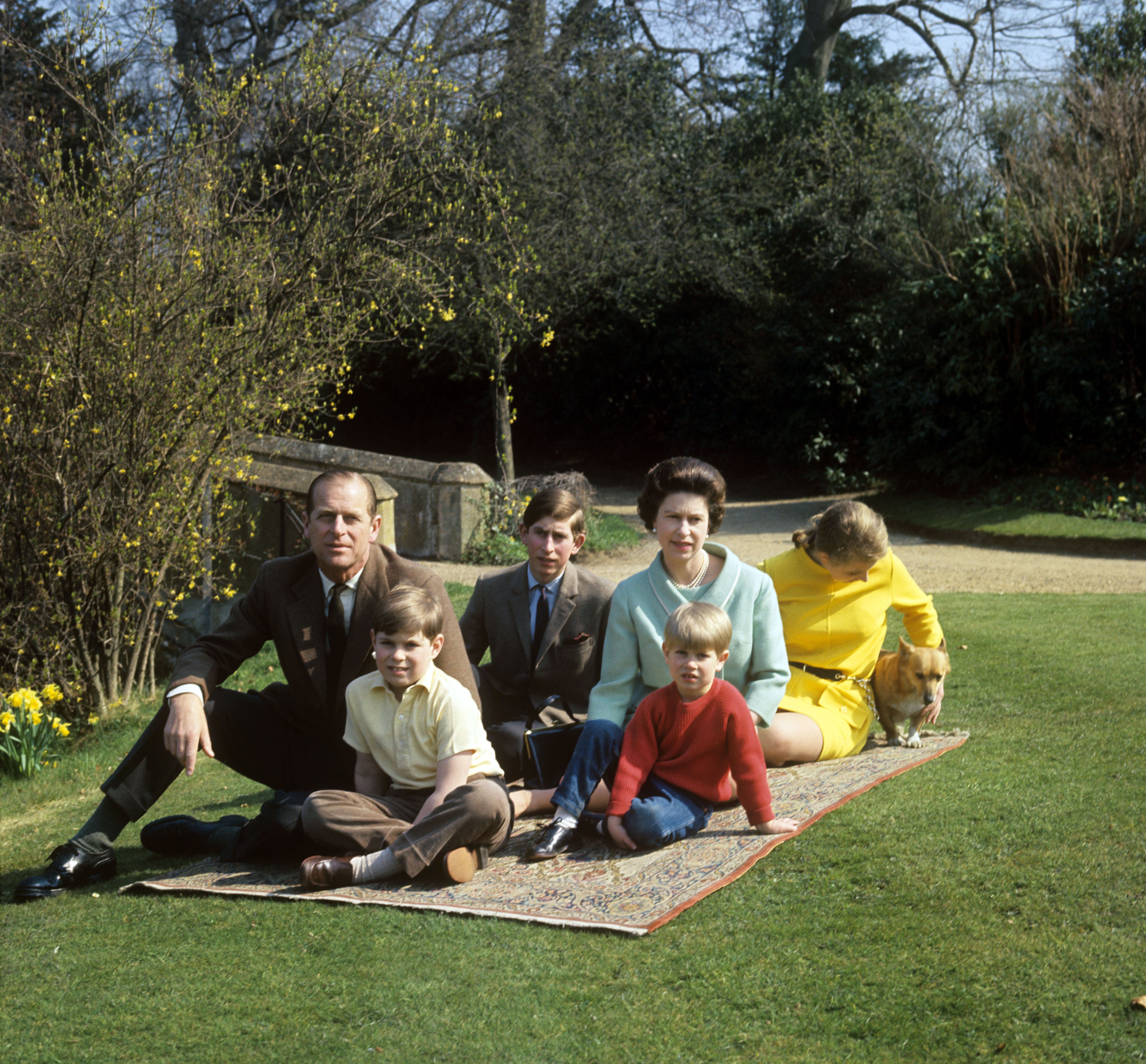 El duque de Edimburgo, el príncipe Andrés, Carlos junto a Isabel II, el príncipe Eduardo y la princesa Ana en Prince  Frogmore, Windsoe, y la mascota real, un corgi