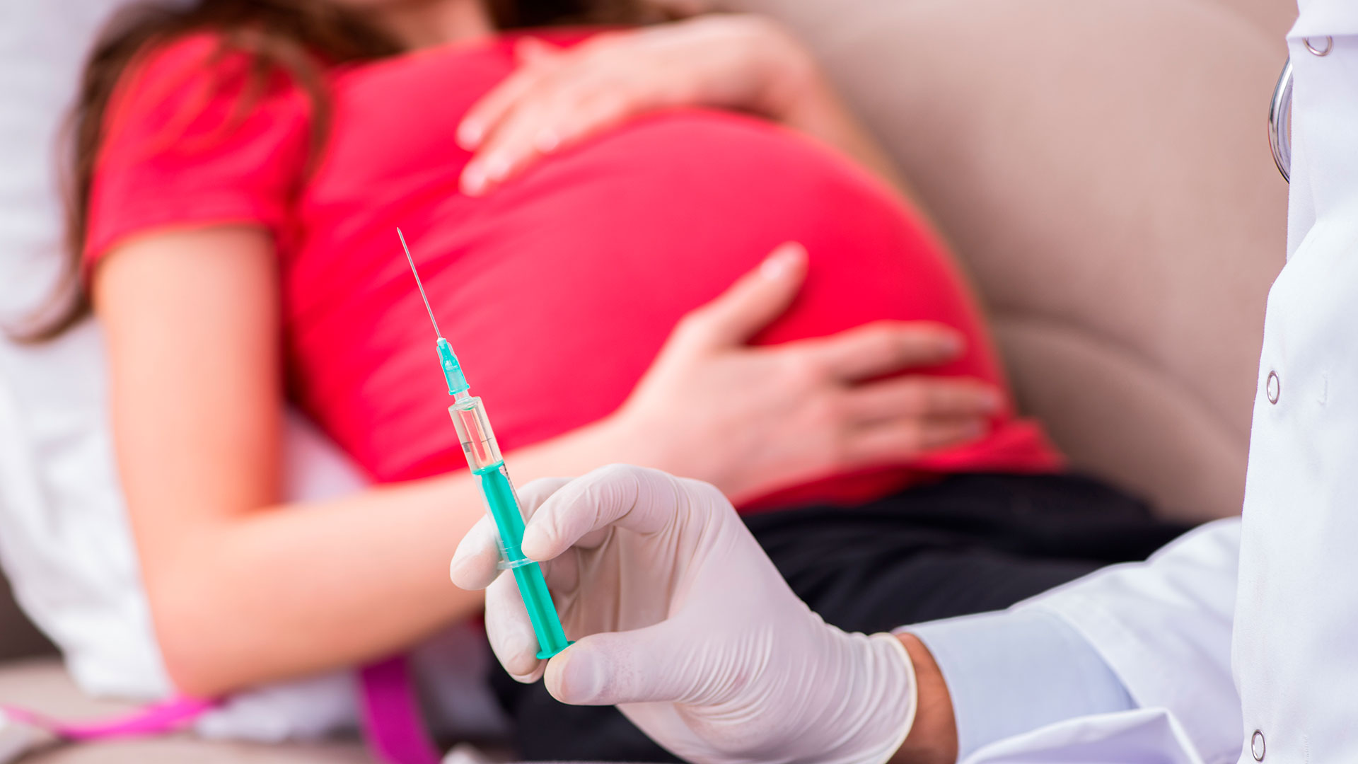 La OMS actualizó este viernes una de sus guías de recomendaciones y ahora aconseja a las mujeres embarazadas a vacunarse contra el COVID-19 (Shutterstock)