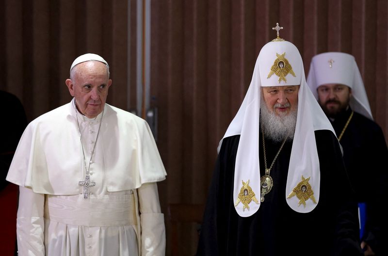 Imagen de archivo del Papa Francisco (izq) y el patriarca ortodoxo ruso Cirilo tras una reunión en La Habana, Cuba. 12 febrero 2016. REUTERS/Alejandro Ernesto/Pool
