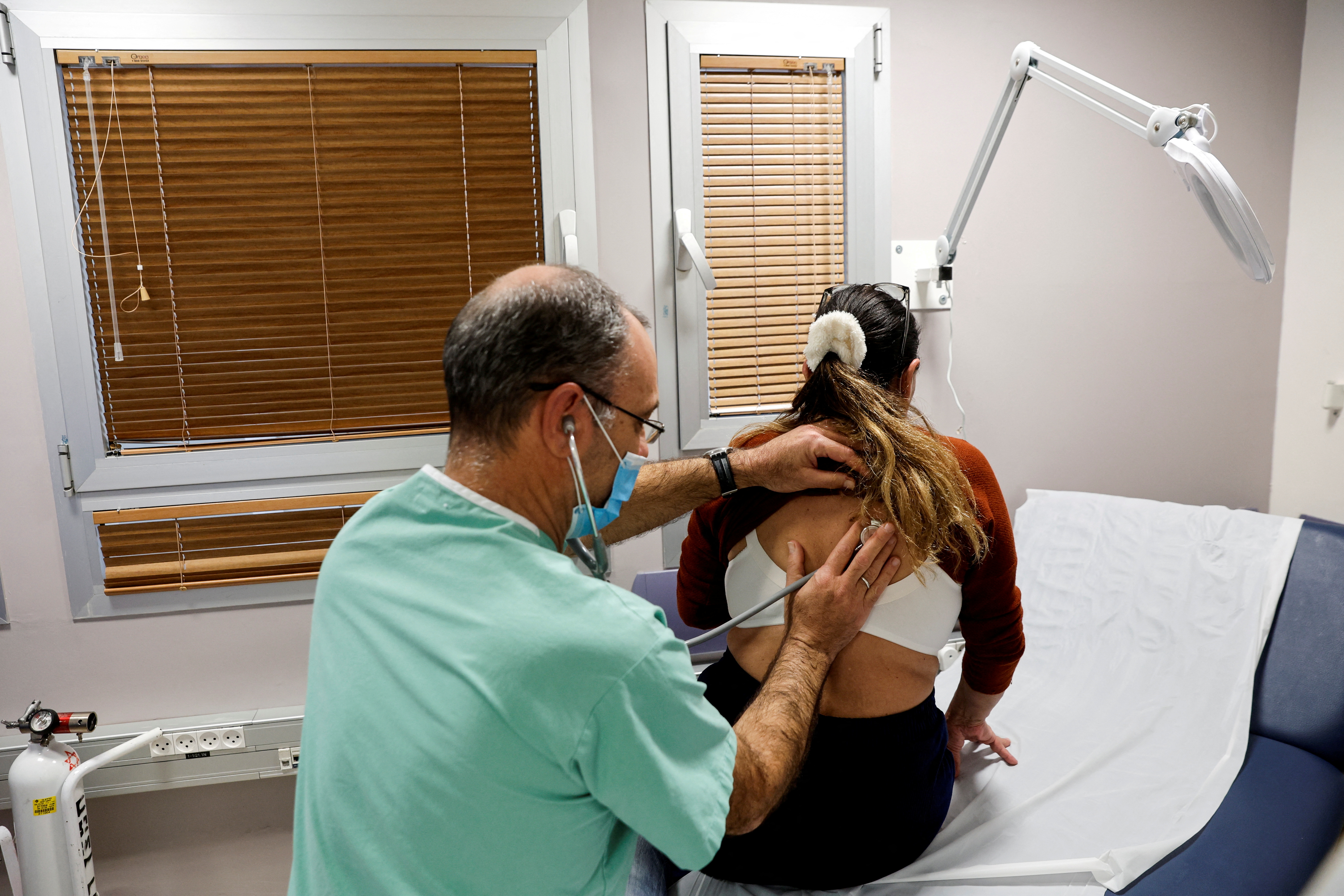 Tanto para pacientes mayores como jóvenes, los signos vitales, las pruebas de laboratorio hospitalarias tempranas (REUTERS/Amir Cohen)