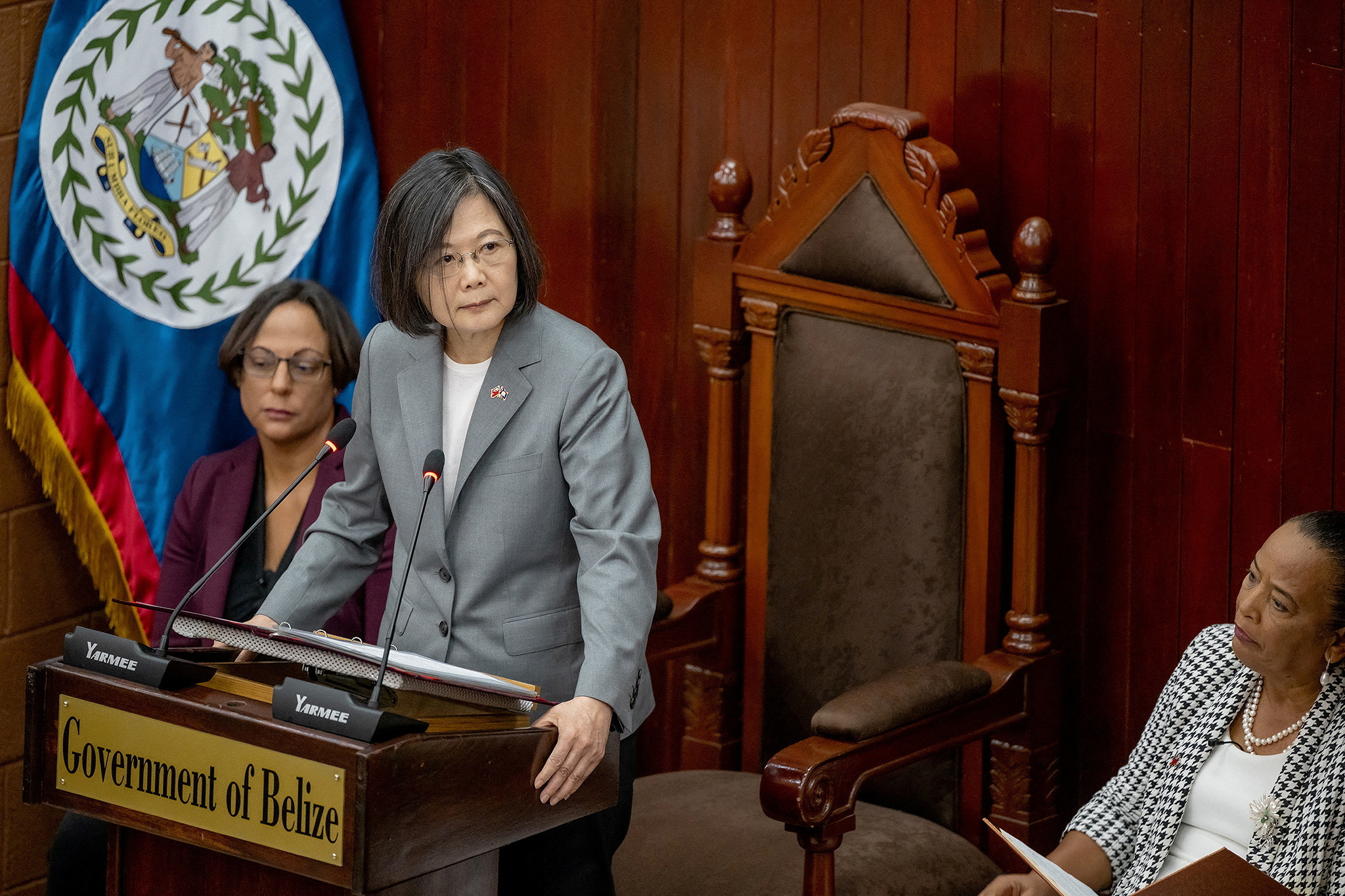 La presidenta de Taiwán, Tsai Ing-wen, pronuncia un discurso en la Asamblea Nacional de Belice, en Belmopán, Belice, en esta imagen de archivo difundida el 4 de abril de 2023. Oficina Presidencial de Taiwán/Handout via REUTERS