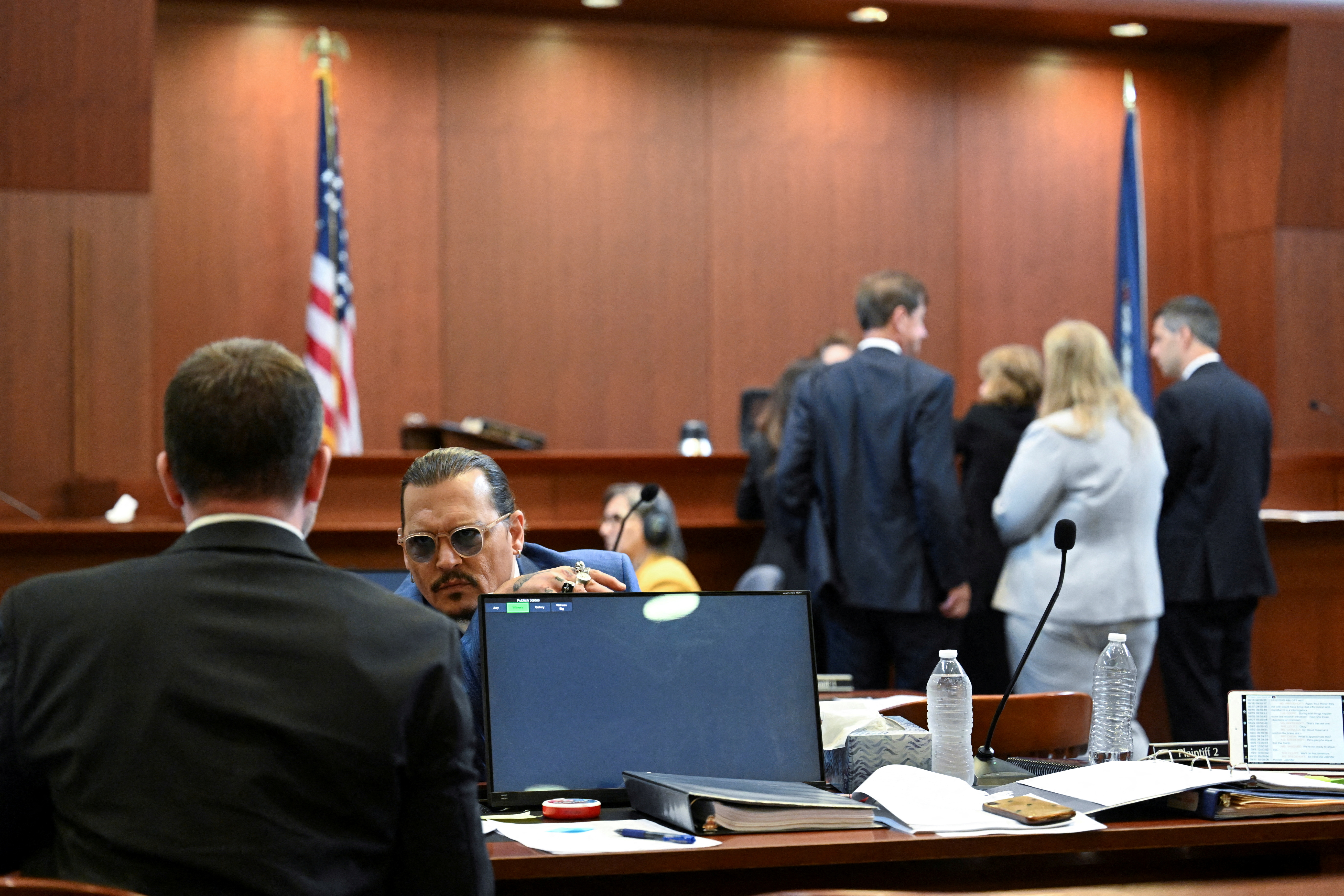 Johnny Depp habla con uno de sus abogado en un tribunal de Fairfax, Virginia, Estados Unidos (Reuters)