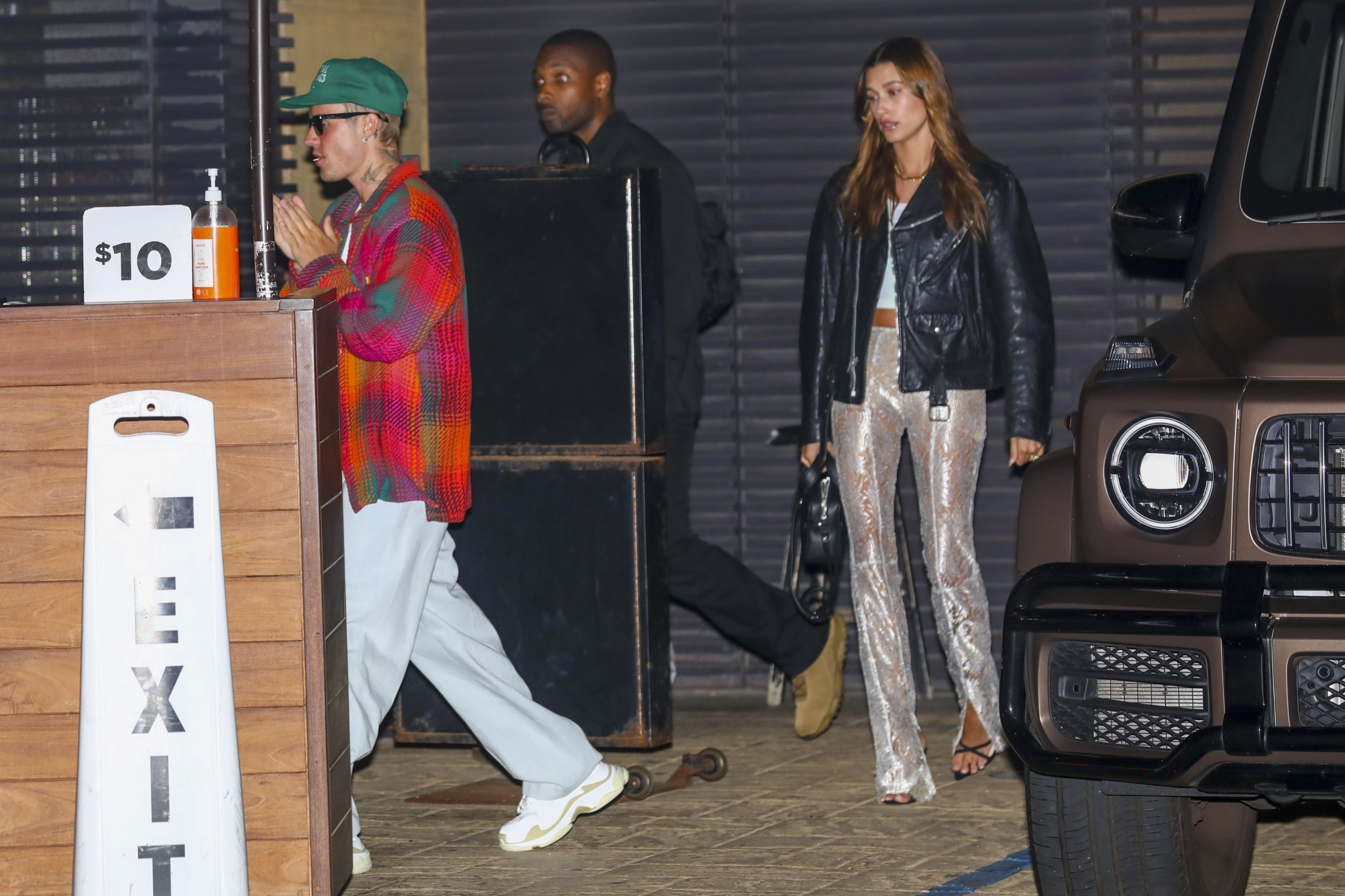 Hailey Bieber salió a cenar con su esposo Justin Bibier y eligió un atuendo muy jugado: ¡pantalones transparentes! (Foto: The Grosby Group)