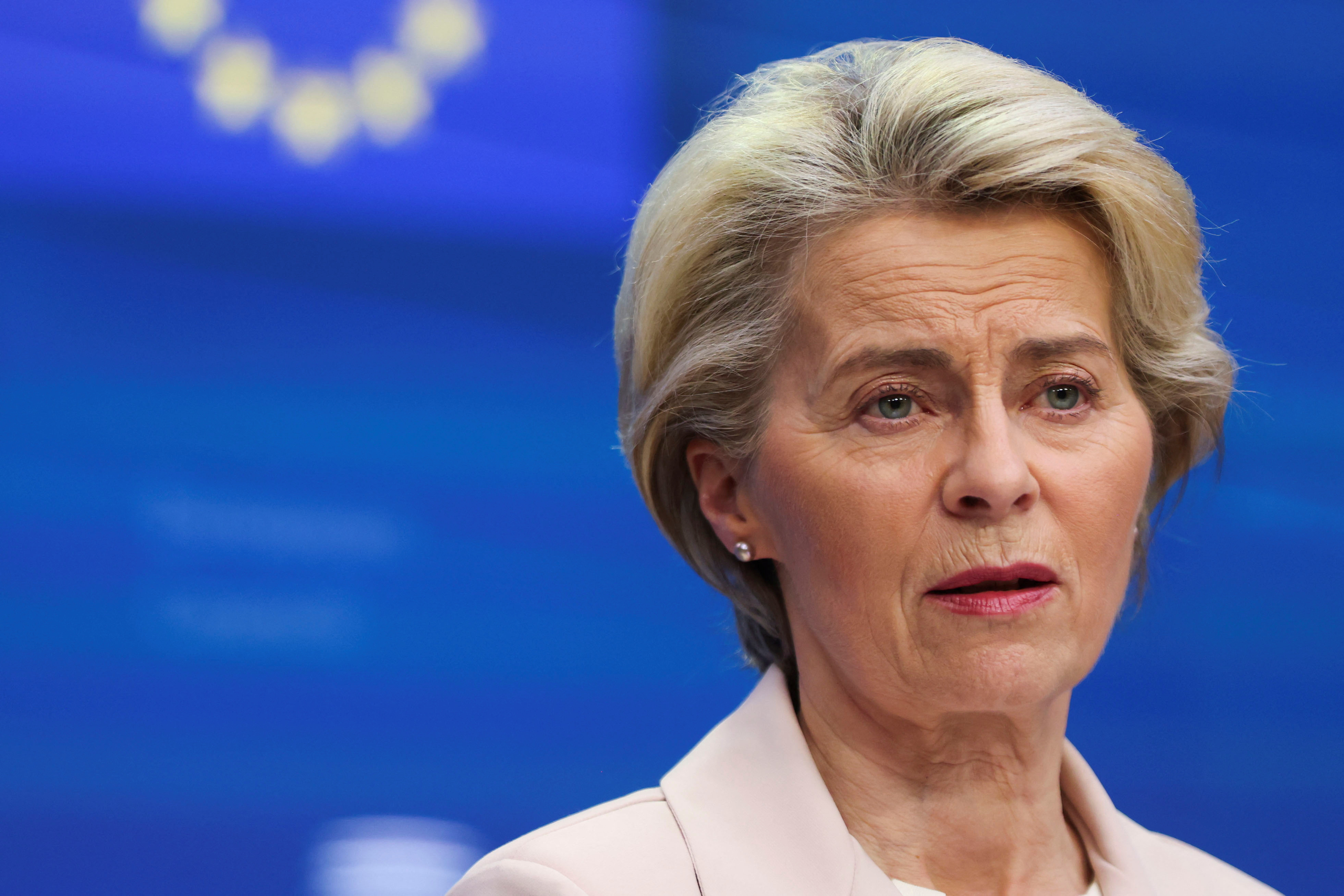 “Tenemos que mantener nuestra ventaja en el desarrollo, fabricación y despliegue de las tecnologías limpias, especialmente en el contexto de la ley de reducción de inflación (de Estados Unidos)”, dijo la presidenta de la Comisión Europea, Ursula von der Leyen. (REUTERS)