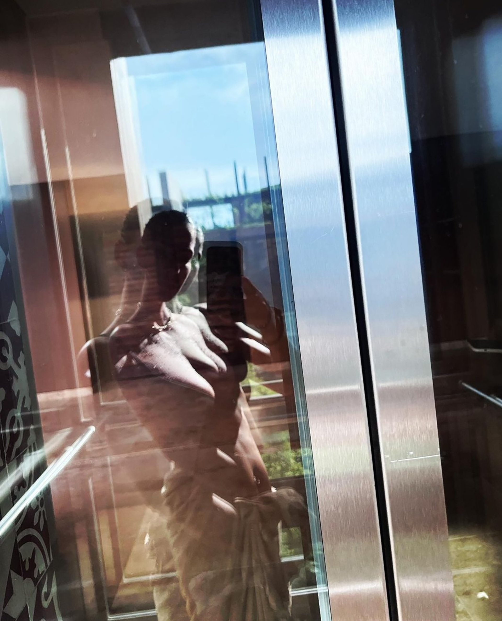 La China Suárez posando frente a una puerta de vidrio (Instagram)