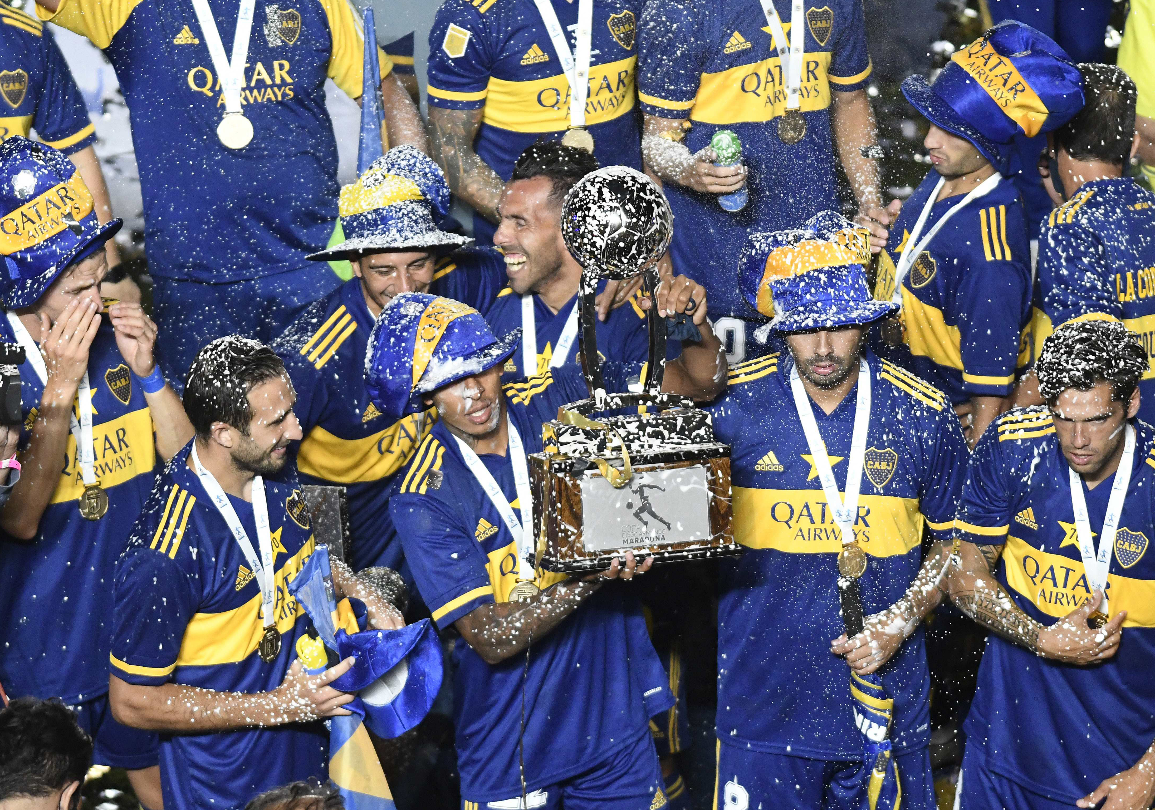 Carlos Tevez ingresó en el complemento y con este título igualó la línea de Juan Román Riquelme con 11 trofeos en Boca