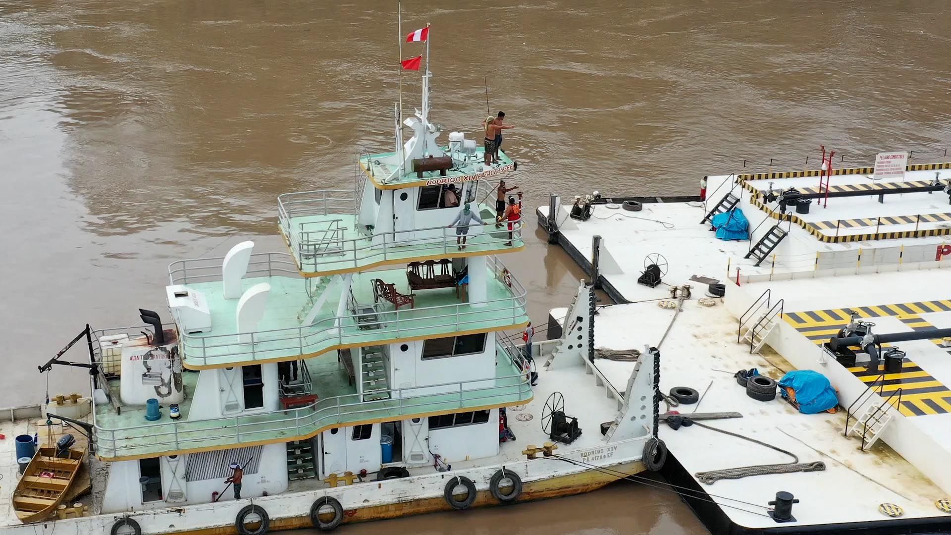 Las dos embarcaciones trabajaban para transportar crudo por el río Amazonas hasta Brasil (AFP)