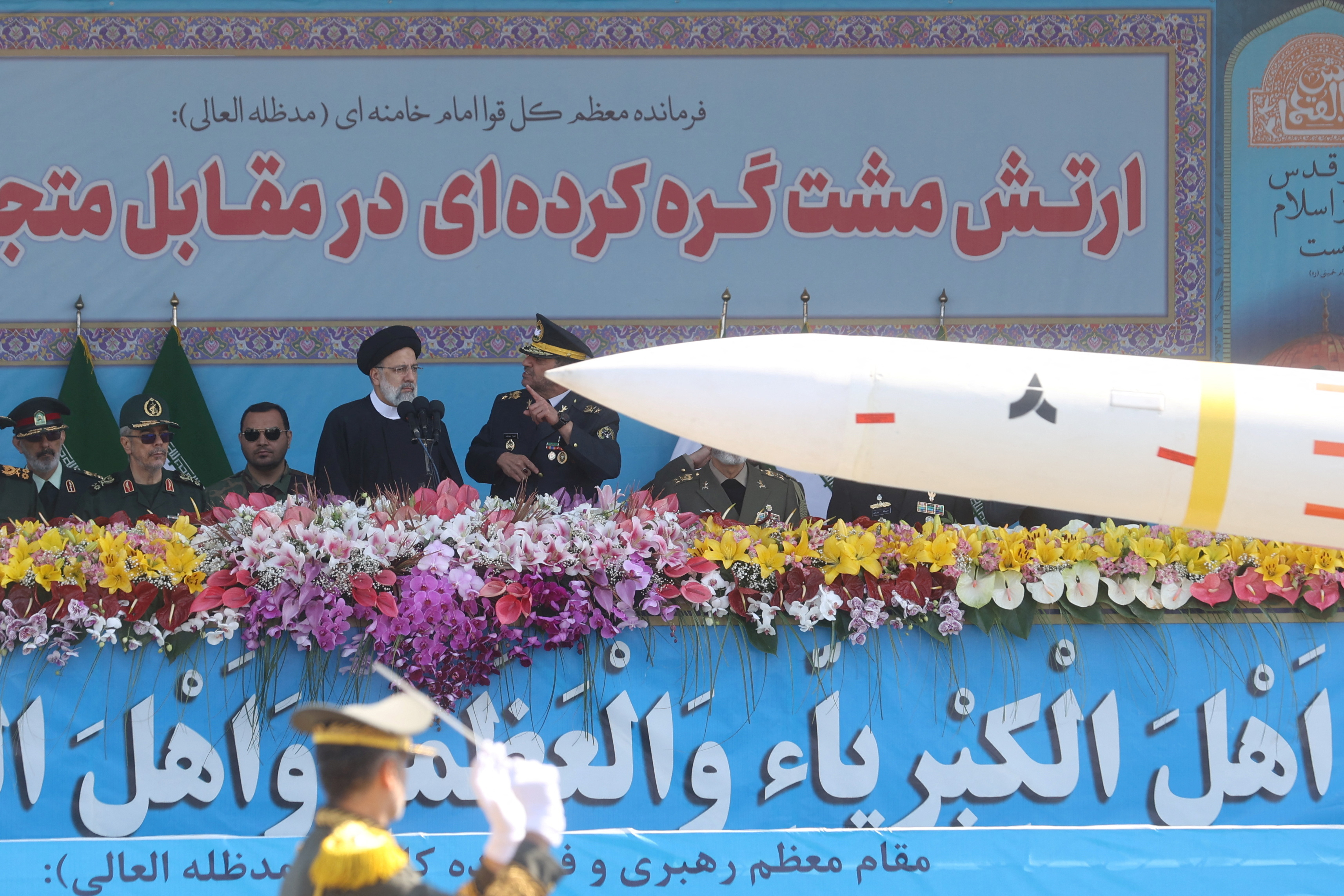 El presidente iraní Ebrahim Raisi y comandantes militares observan el paso de misiles (Majid Asgaripour/WANA/ via REUTERS)