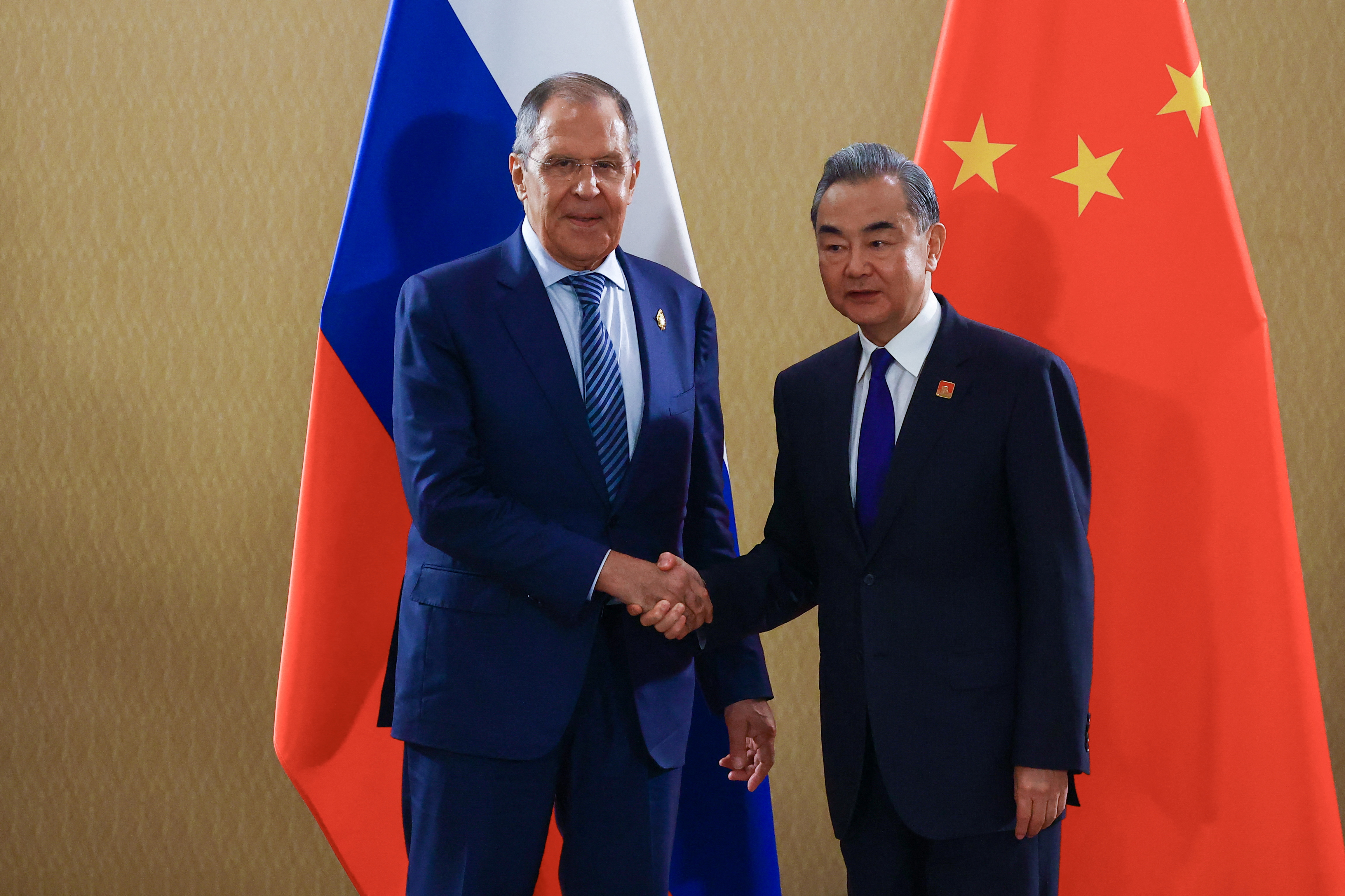 El ministro de Asuntos Exteriores de Rusia, Sergei Lavrov, y el ministro de Asuntos Exteriores de China, Wang Yi mantuvieron un encuentro durante la Cumbre del G20 en Bali, Indonesia (Reuters)