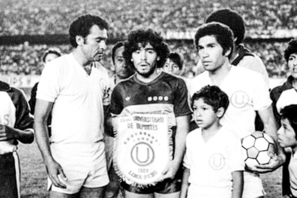Maradona posing with the Universitario banner.  (Photo: Internet)