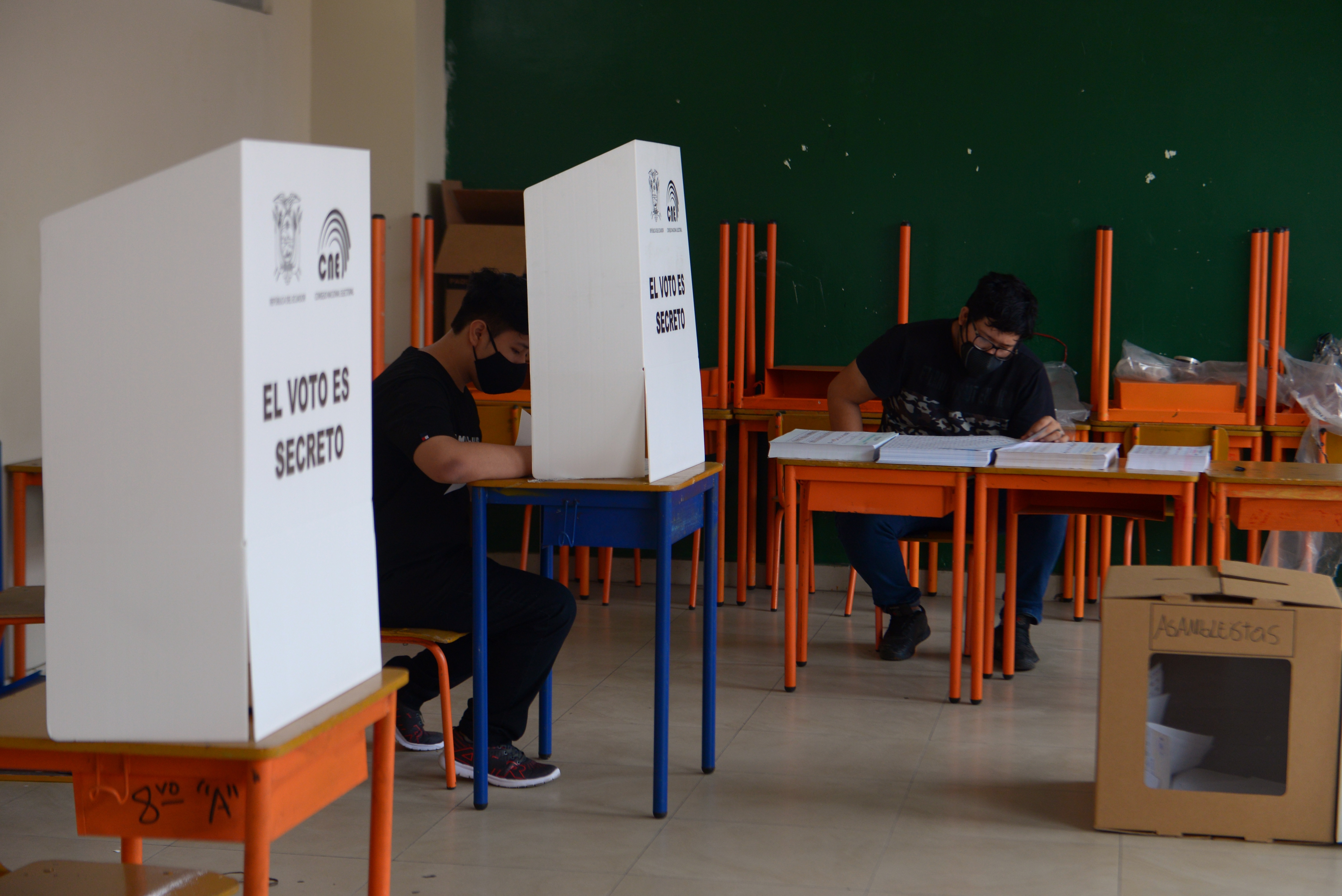 Un hombre vota en un centro electoral en Guayaquil (Ecuador). EFE/Marcos Pin
