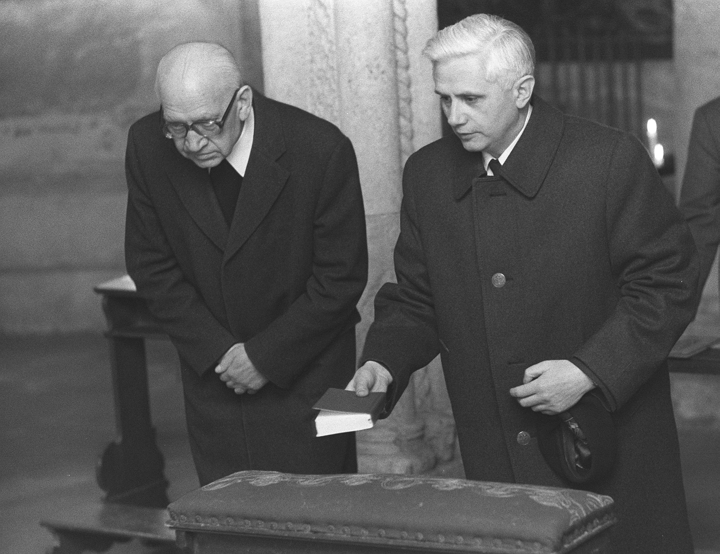 En esta imagen de archivo, Joseph Ratzinger (derecha), recién nombrado arzobispo de Múnich y Freising, reza con el obispo Erns Tewes en la cripta de la catedral de Freising, el 31 de marzo de 1977, en el sur de Alemania. Décadas más tarde, Ratzinger se convertiría en el papa Benedicto XVI (AP Foto/Dieter Endlicher, archivo)