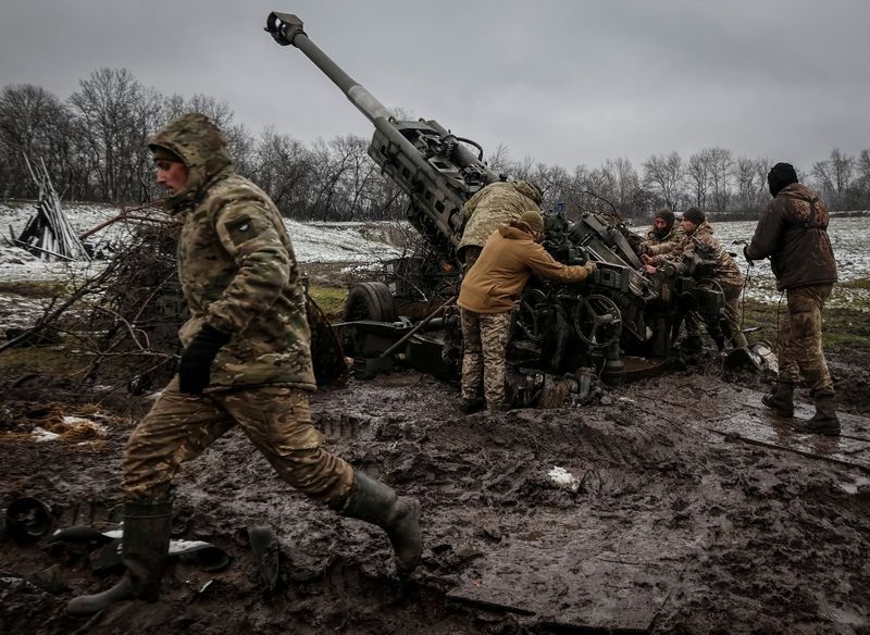 Miembros del servicio ucraniano disparan un proyectil de un obús M777  (REUTERS)