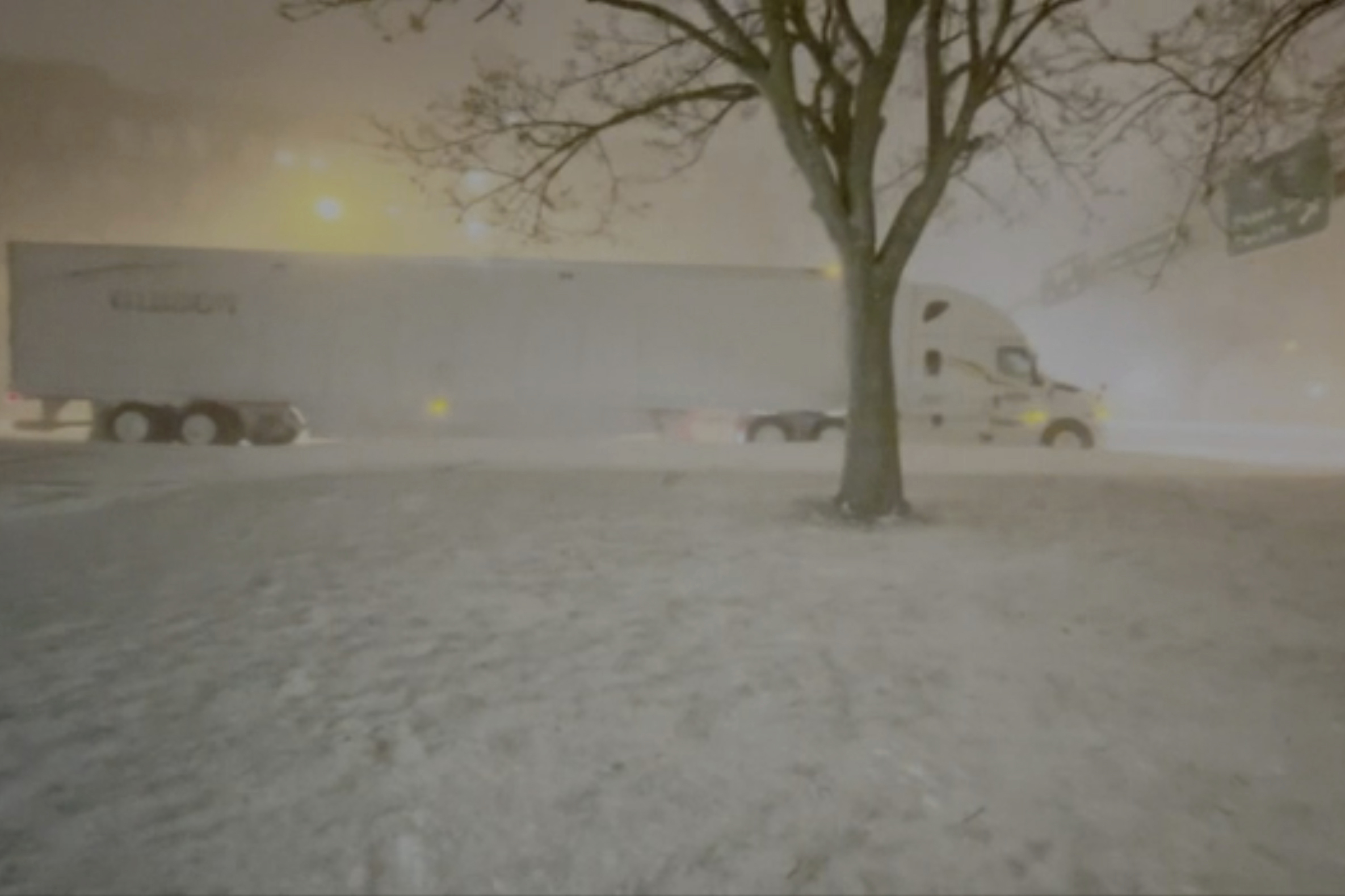 Los fuertes vientos y la nieve cubren las calles y los vehículos en Buffalo, Nueva York, la madrugada del domingo.
