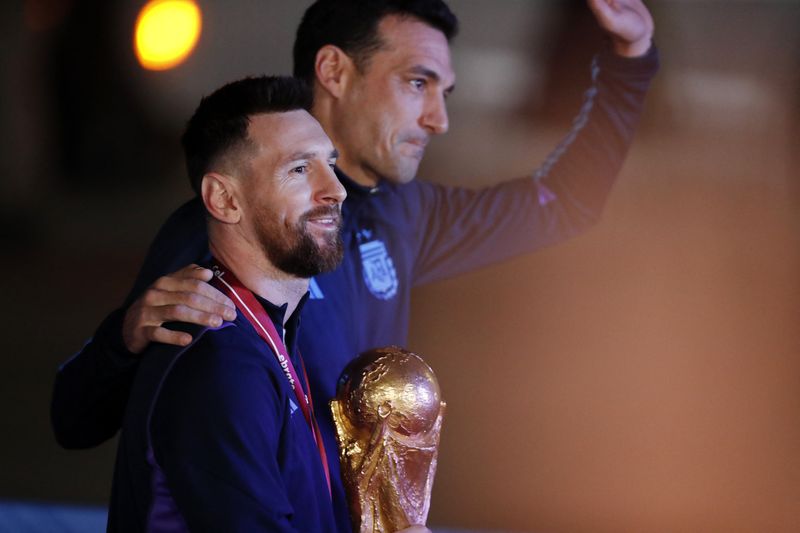 Lionel Scaloni y Lionel Messi en su llegada a la Argentina con la Copa del Mundo (Reuters)