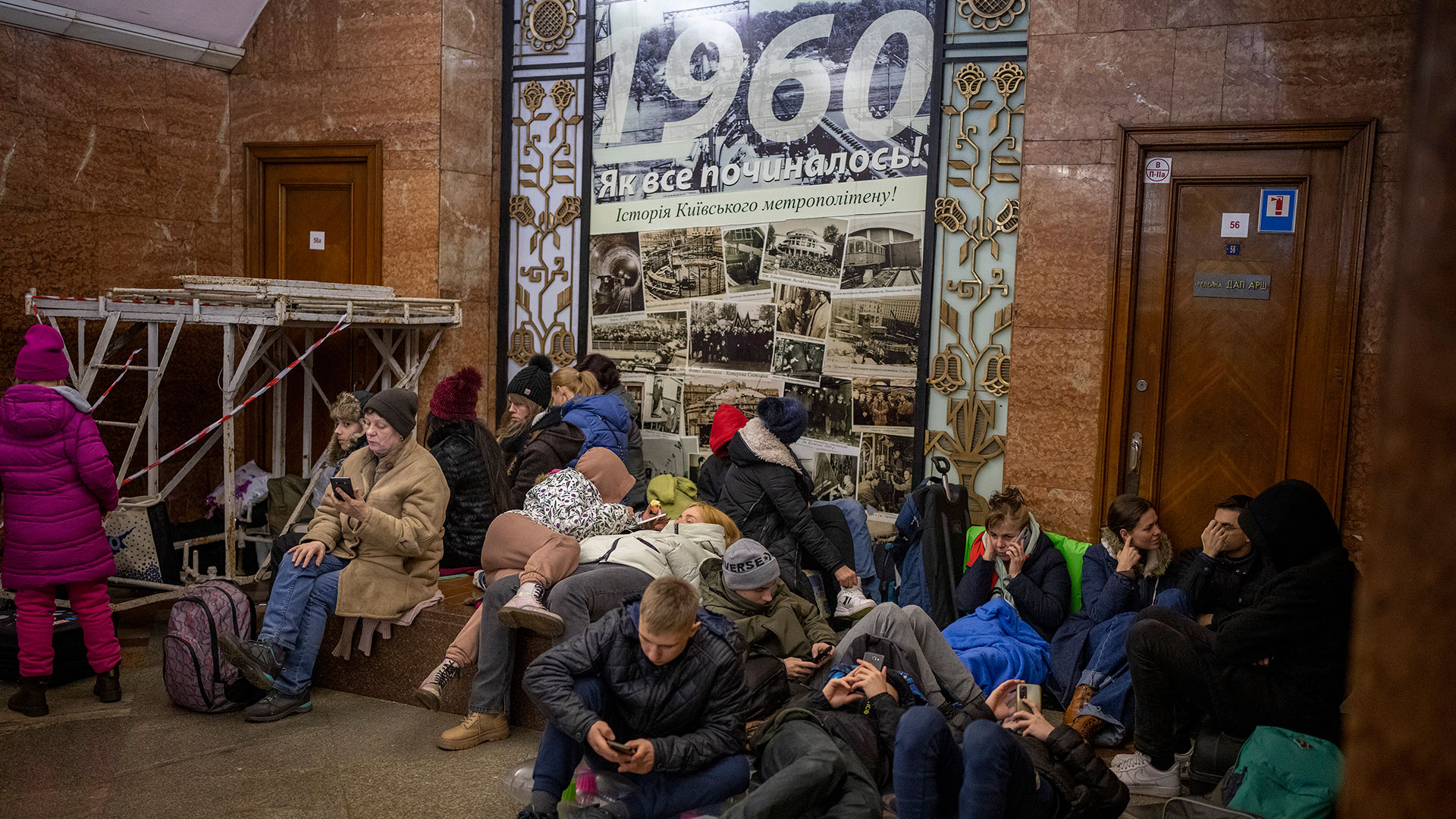 La gente descansa en el metro de Kiev, usándolo como refugio antibombas, el jueves 24 de febrero de 2022, en Kiev, Ucrania. (AP Foto/Emilio Morenatti)
