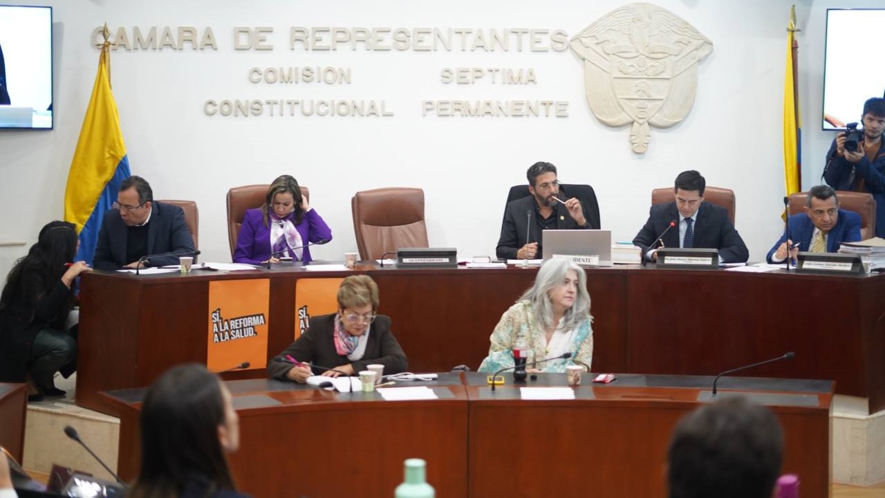 El primer debate del proyecto de reforma a la salud fue aplazado hasta que la Comisión de Ética de la Cámara resuelva las recusaciones que les hizo a los representantes de la Comisión Séptima. Twitter.