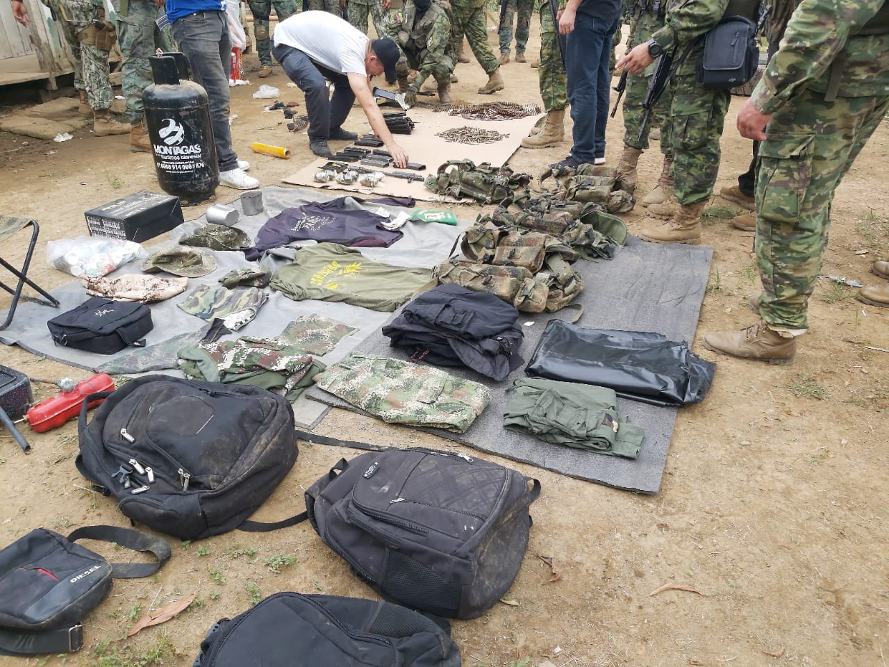 En el lugar se encontraron armas, municiones y granadas. (Foto: Fuerzas Armadas de Ecuador).